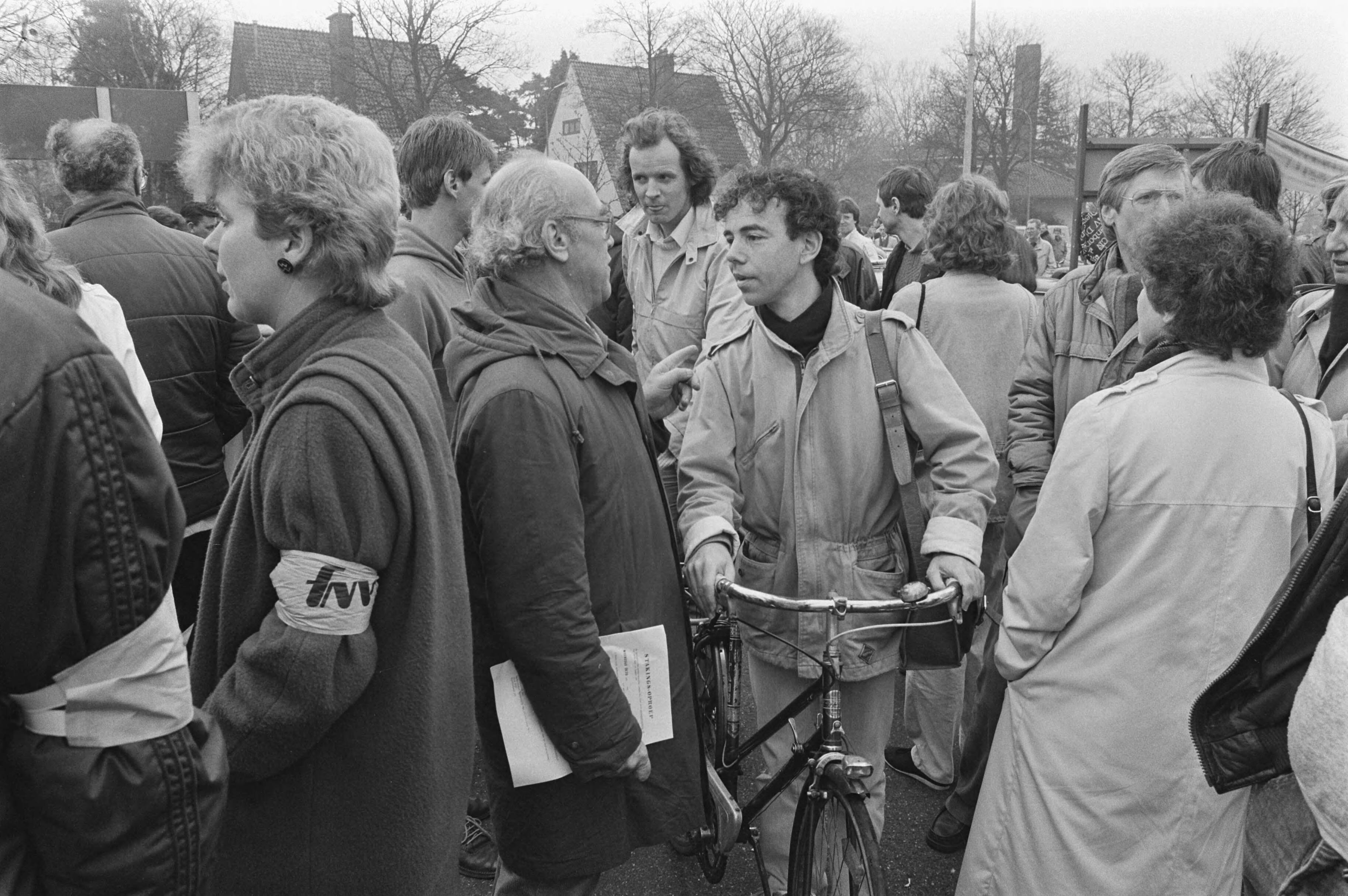 Fotocollectie Anefo — Staking omroeppersoneel tegen afwijzing omroep CAO; postende stakers bij NOS-terrein discussieren met werkwilligen — Foto: Croes, Rob C. / Anefo. Licentie: Set B: Rechtenvrij / Publiek Domein. Bron: Nationaal Archief. http://hdl.handle.net/10648/ad457c24-d0b4-102d-bcf8-003048976d84