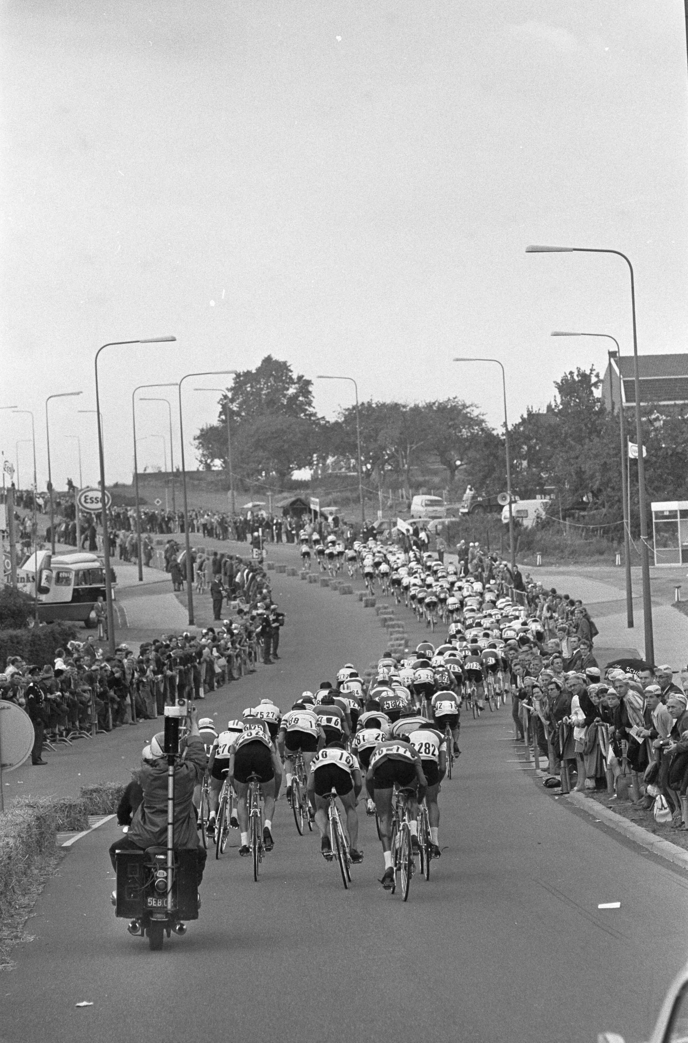 Fotocollectie Anefo — WK Wielrennen te Heerlen. De renners in aktie — Foto: Nijs, Jac. de / Anefo. Licentie: Set B: Rechtenvrij / Publiek Domein. Bron: Nationaal Archief. http://hdl.handle.net/10648/ab25ec76-d0b4-102d-bcf8-003048976d84