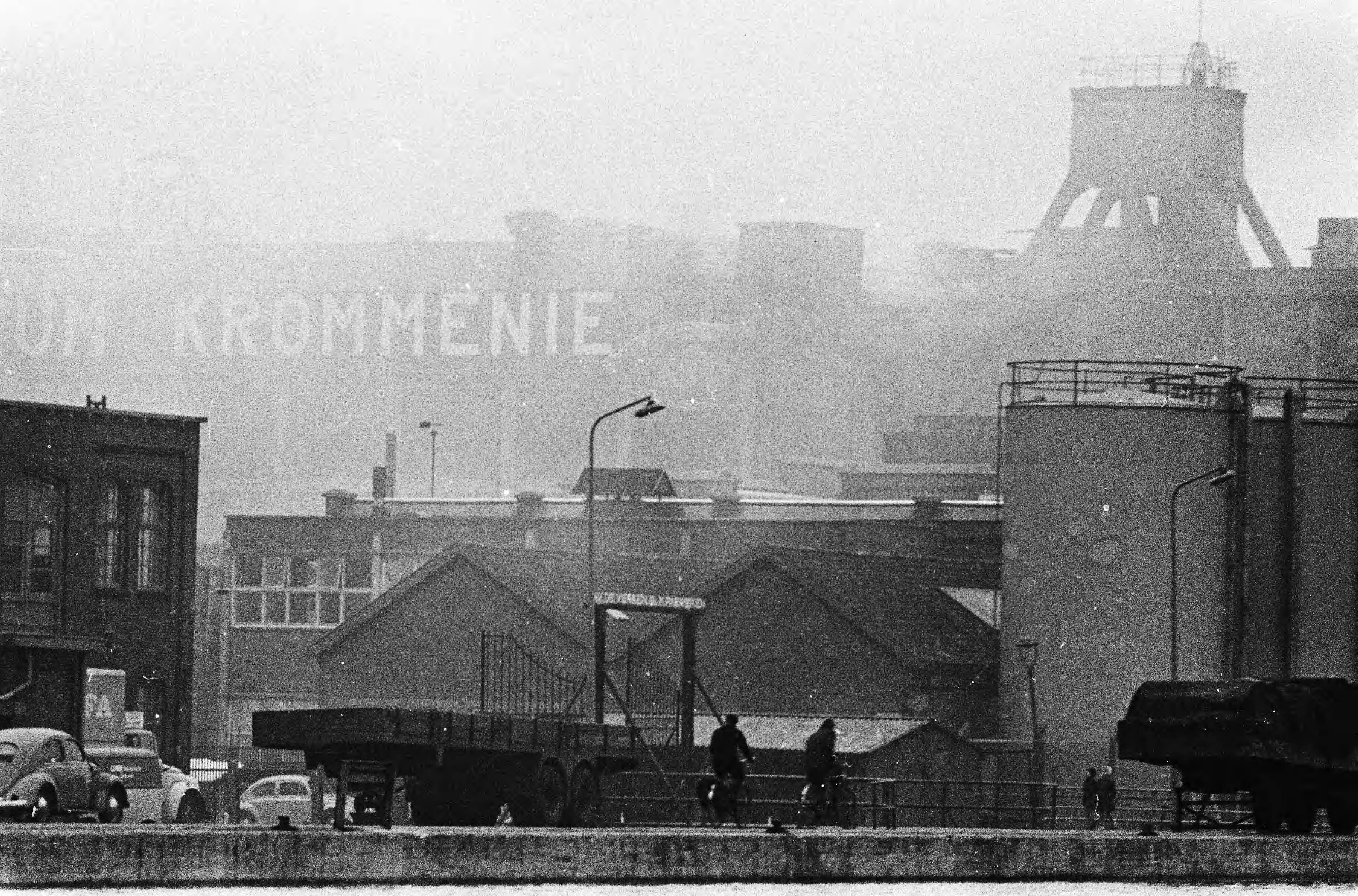 Fotocollectie Anefo — Brand in fabriek van linoleum in Krommenie. Complex waar de brand woedde — Foto: Gelderen, Hugo van / Anefo. Licentie: Set B: Rechtenvrij / Publiek Domein. Bron: Nationaal Archief. http://hdl.handle.net/10648/aa2eea2a-d0b4-102d-bcf8-003048976d84