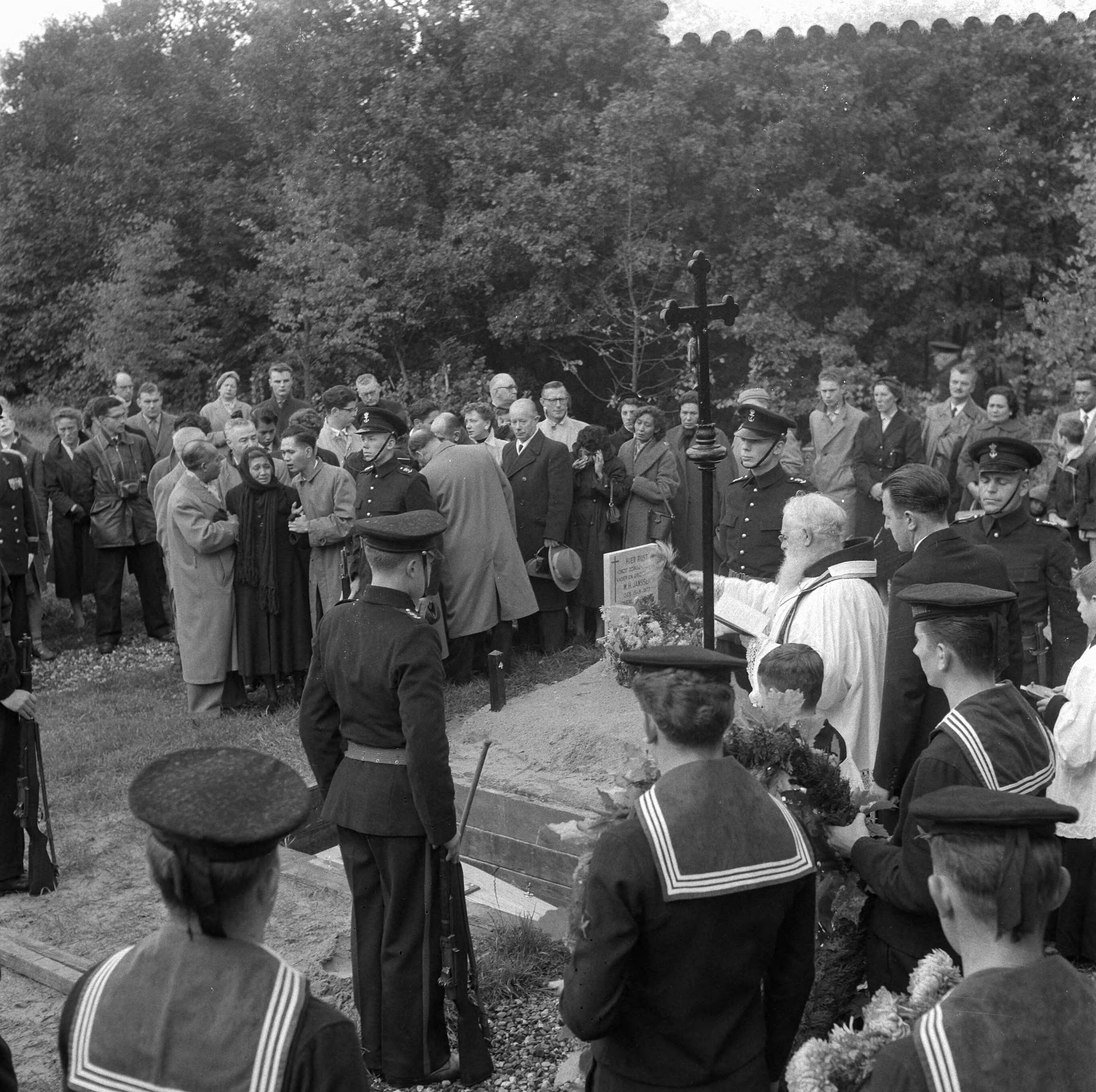 Fotocollectie Anefo — Marvobegrafenis J. O. S. van der Hoeven te Rijswijk — Foto: Rossem, Wim van / Anefo. Licentie: Set B: Rechtenvrij / Publiek Domein. Bron: Nationaal Archief. http://hdl.handle.net/10648/a96b563c-d0b4-102d-bcf8-003048976d84