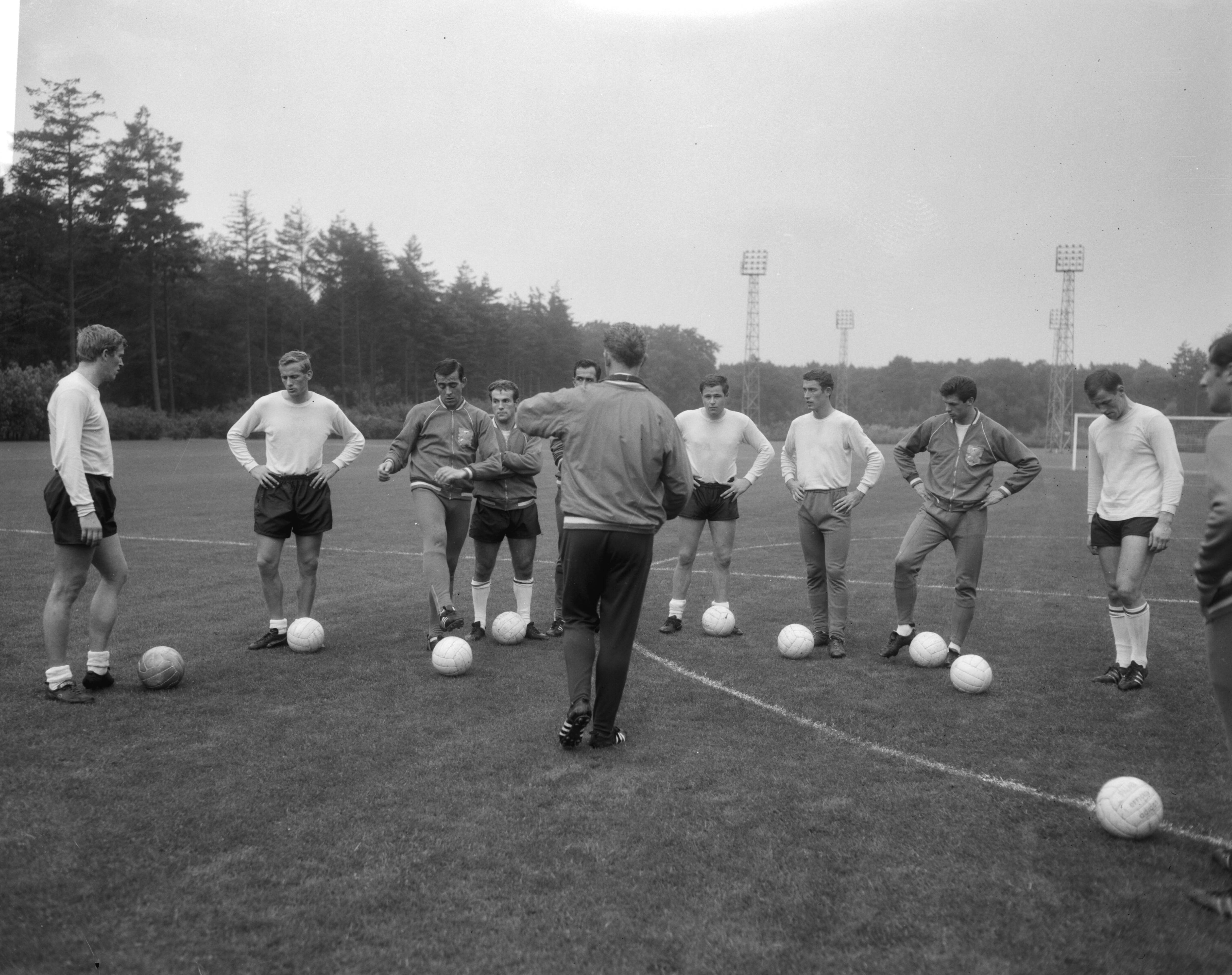 Training van het Nederlands voetbalelftal op het KNVB-sportcentrum te Zeist — Spelers luisteren naar de aanwijzingen van de trainer — Foto: Bilsen, Joop van / Anefo. Licentie: Set B: Rechtenvrij / Publiek Domein. Bron: Nationaal Archief. http://hdl.handle.net/10648/aafa4dd2-d0b4-102d-bcf8-003048976d84