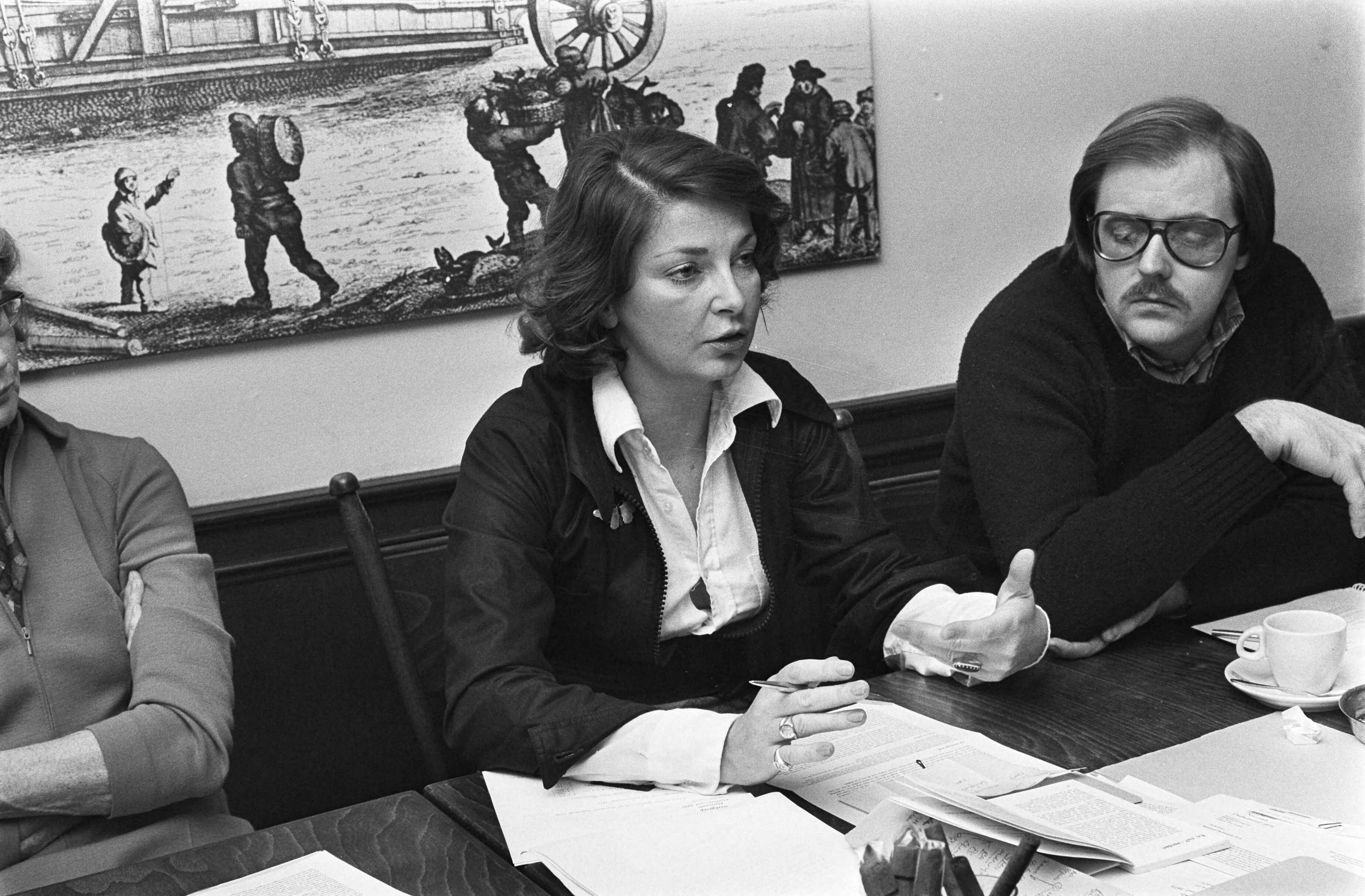 Fotocollectie Anefo — Persconferentie Werkgroep Nationale Ouderavond 75 in Nieuwspoort, Den Haag , mevrouw Jager van Varderen (VB (voorzitter werkgroep) tijdens de persconferentie — Foto: Mieremet, Rob / Anefo. Licentie: Set B: Rechtenvrij / Publiek Domein. Bron: Nationaal Archief. http://hdl.handle.net/10648/ac5ca03a-d0b4-102d-bcf8-003048976d84