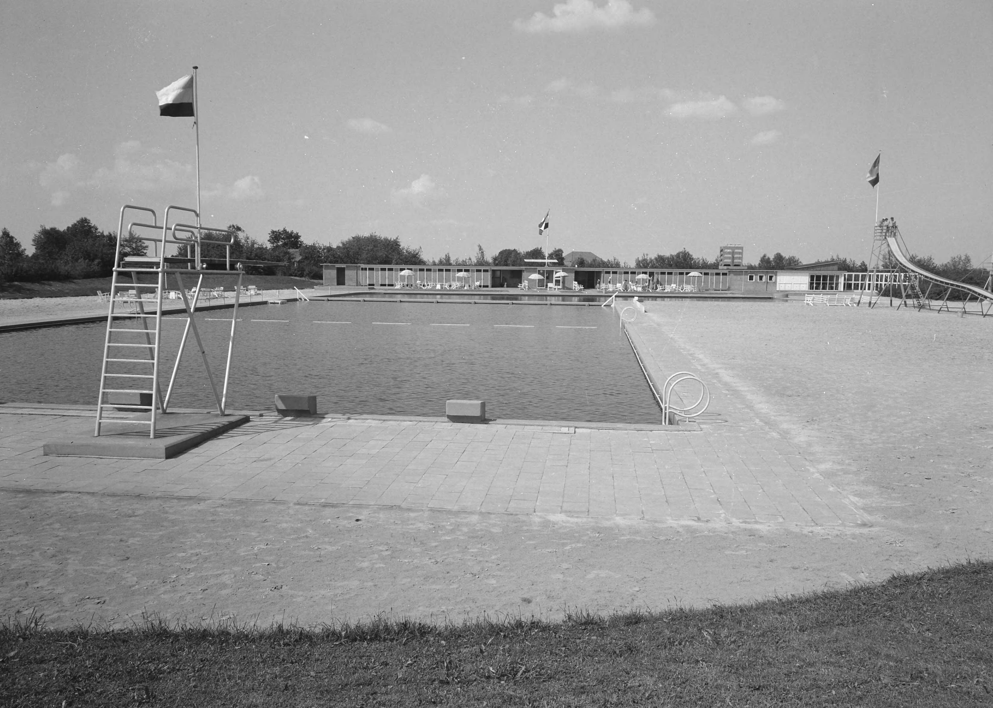 Fotocollectie Nederlandse Heidemaatschappij — Zwembad te Vlagtwedde — Foto: Nijhof, [...] / Heidemij. Licentie: Set B: Rechtenvrij / Publiek Domein. Bron: Nationaal Archief. http://hdl.handle.net/10648/ae785da0-d0b4-102d-bcf8-003048976d84