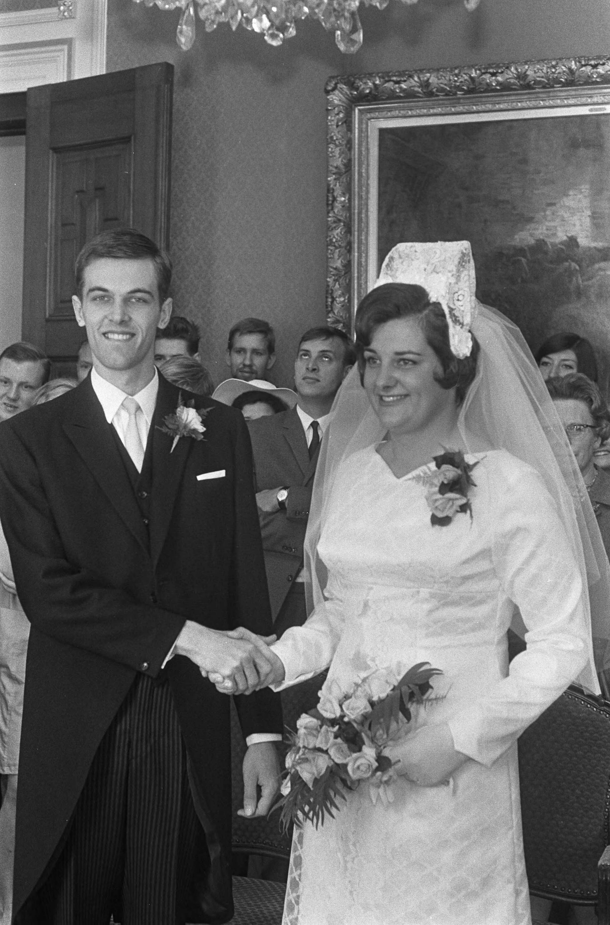 Huwelijk van Erica Terpstra met Jacob Verkerk te Den Haag — Inzegening van het huwelijk — Foto: Fotograaf Onbekend / Anefo. Licentie: Set B: Rechtenvrij / Publiek Domein. Bron: Nationaal Archief. http://hdl.handle.net/10648/ab1baf40-d0b4-102d-bcf8-003048976d84