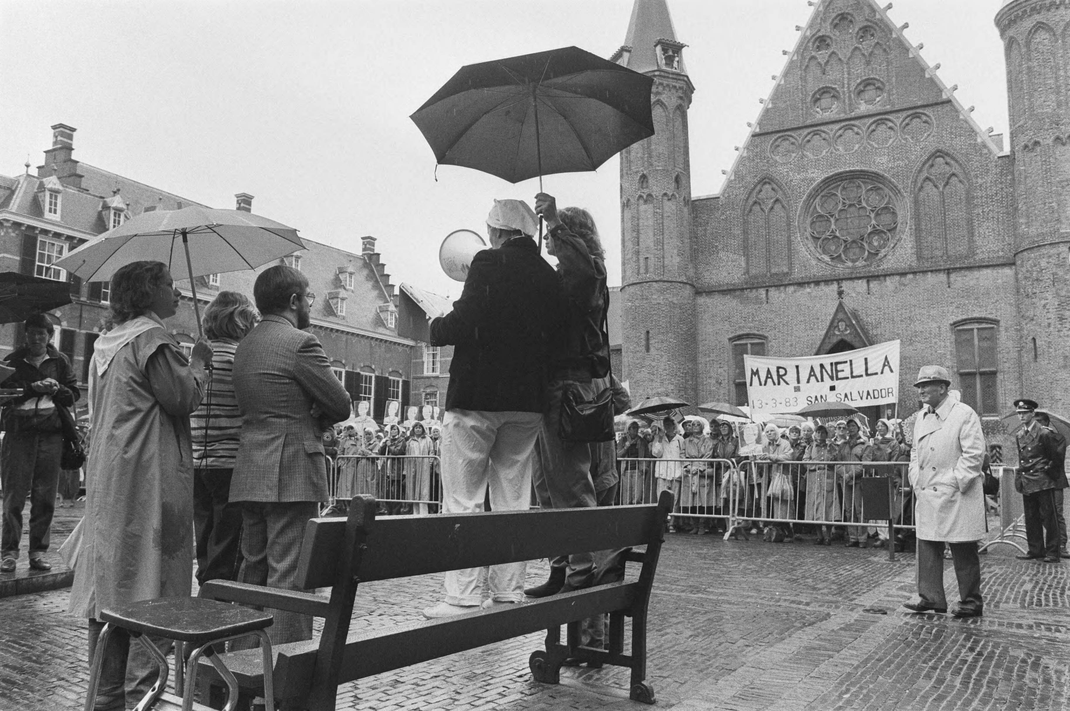 Fotocollectie Anefo — Stille tocht "Dwaze moeders" in Den Haag — Foto: Croes, Rob C. / Anefo. Licentie: Set B: Rechtenvrij / Publiek Domein. Bron: Nationaal Archief. http://hdl.handle.net/10648/ad3d62aa-d0b4-102d-bcf8-003048976d84