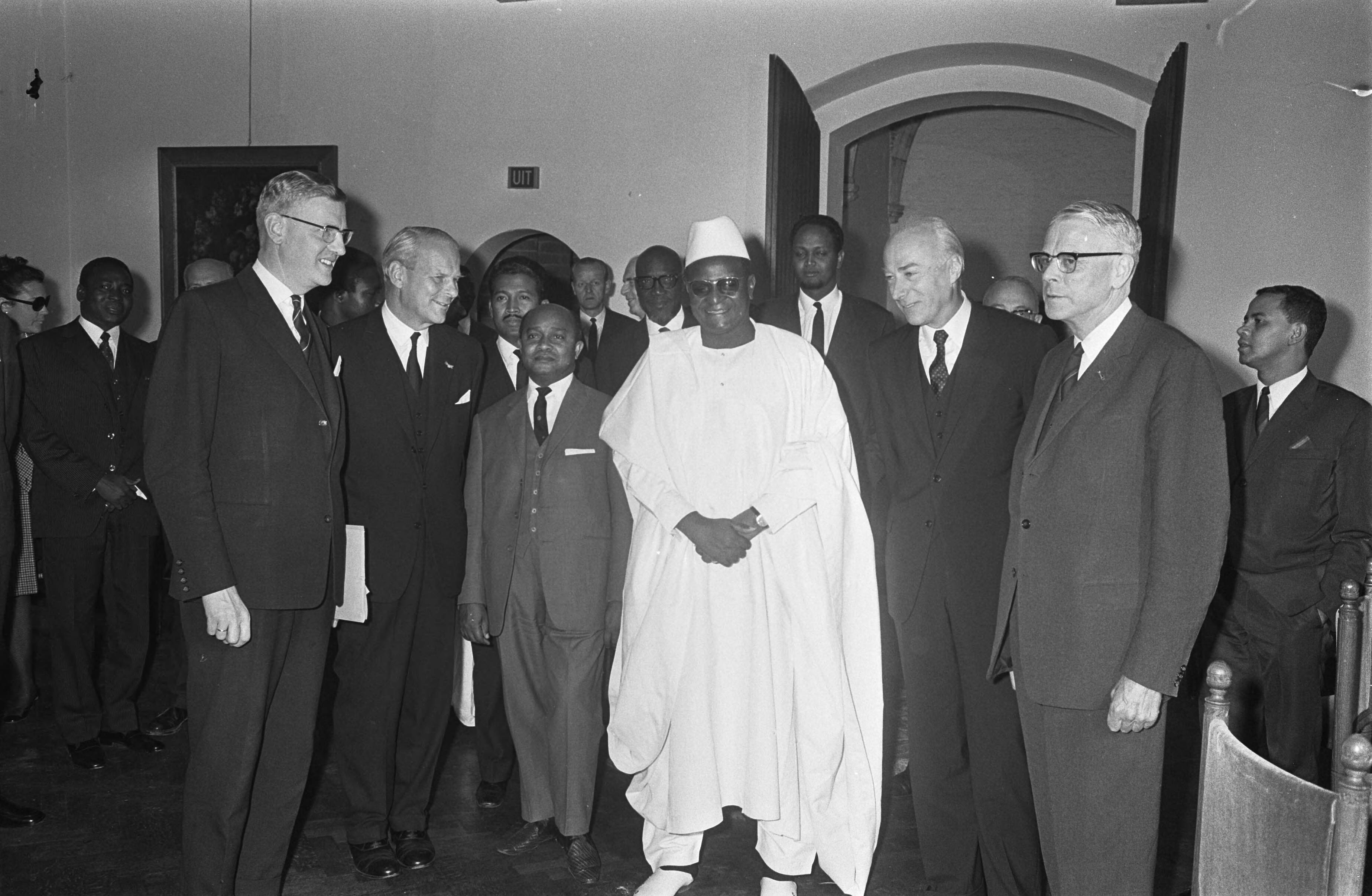 Fotocollectie Anefo — President van Niger voor de besprekingen in Rolzaal Den Haag v.l.n.r. Minister Udink, staatss. de Koster , Min. Rakemananjara, Pres. Diori, Min. Bakker en Min. — Foto: Kroon, Ron / Anefo. Licentie: Set B: Rechtenvrij / Publiek Domein. Bron: Nationaal Archief. http://hdl.handle.net/10648/ab50130c-d0b4-102d-bcf8-003048976d84