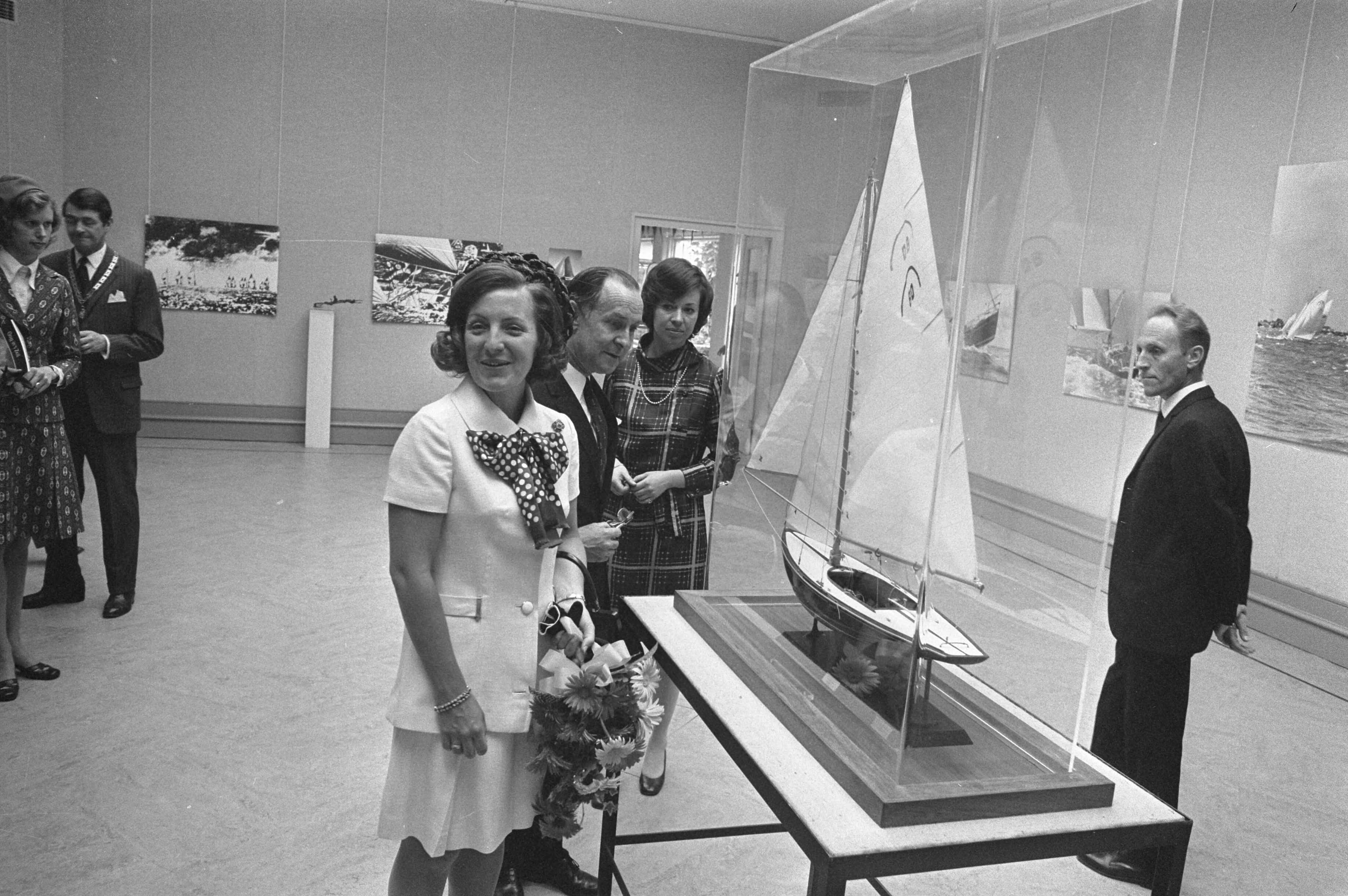 Fotocollectie Anefo — Prinses Margriet opent tentoonstelling Oog in het zeil Laren, Margriet bij een model zeilboot — Foto: Verhoeff, Bert / Anefo. Licentie: Set B: Rechtenvrij / Publiek Domein. Bron: Nationaal Archief. http://hdl.handle.net/10648/abeee25c-d0b4-102d-bcf8-003048976d84