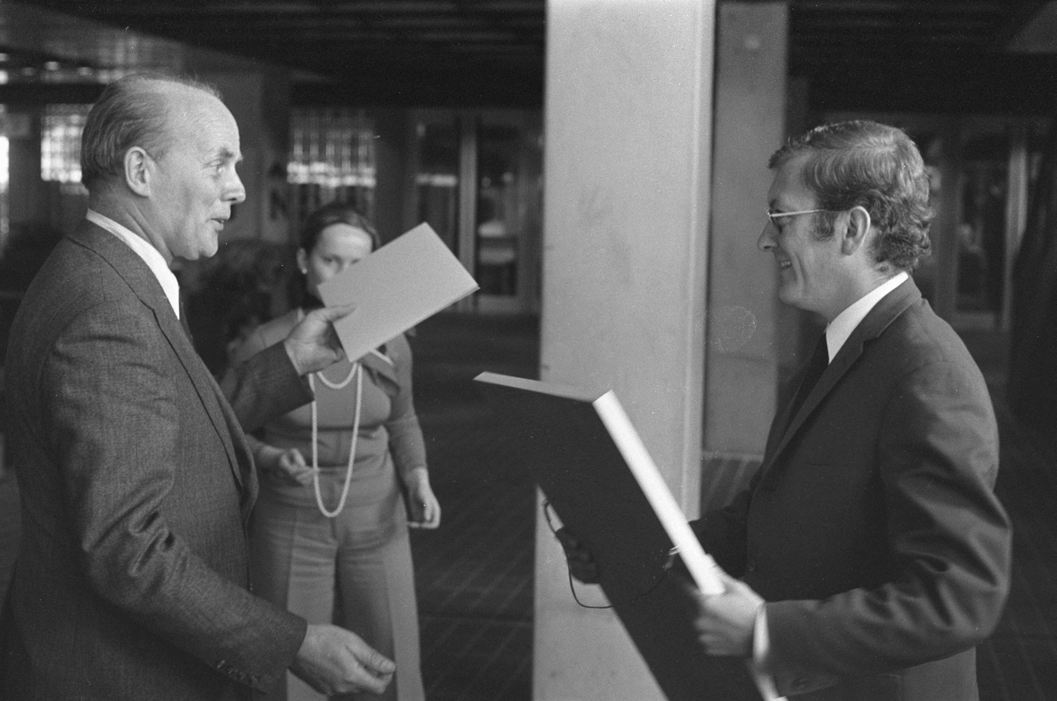 Fotocollectie Anefo — Toneelprijzen uitgereikt in Groningen, v.l.n.r. Edmund Classen , Sjoukje Hooymaayer , Sacha Bulthuis en Stien Vroom — Foto: Verhoeff, Bert / Anefo. Licentie: Set B: Rechtenvrij / Publiek Domein. Bron: Nationaal Archief. http://hdl.handle.net/10648/ac4b34f8-d0b4-102d-bcf8-003048976d84
