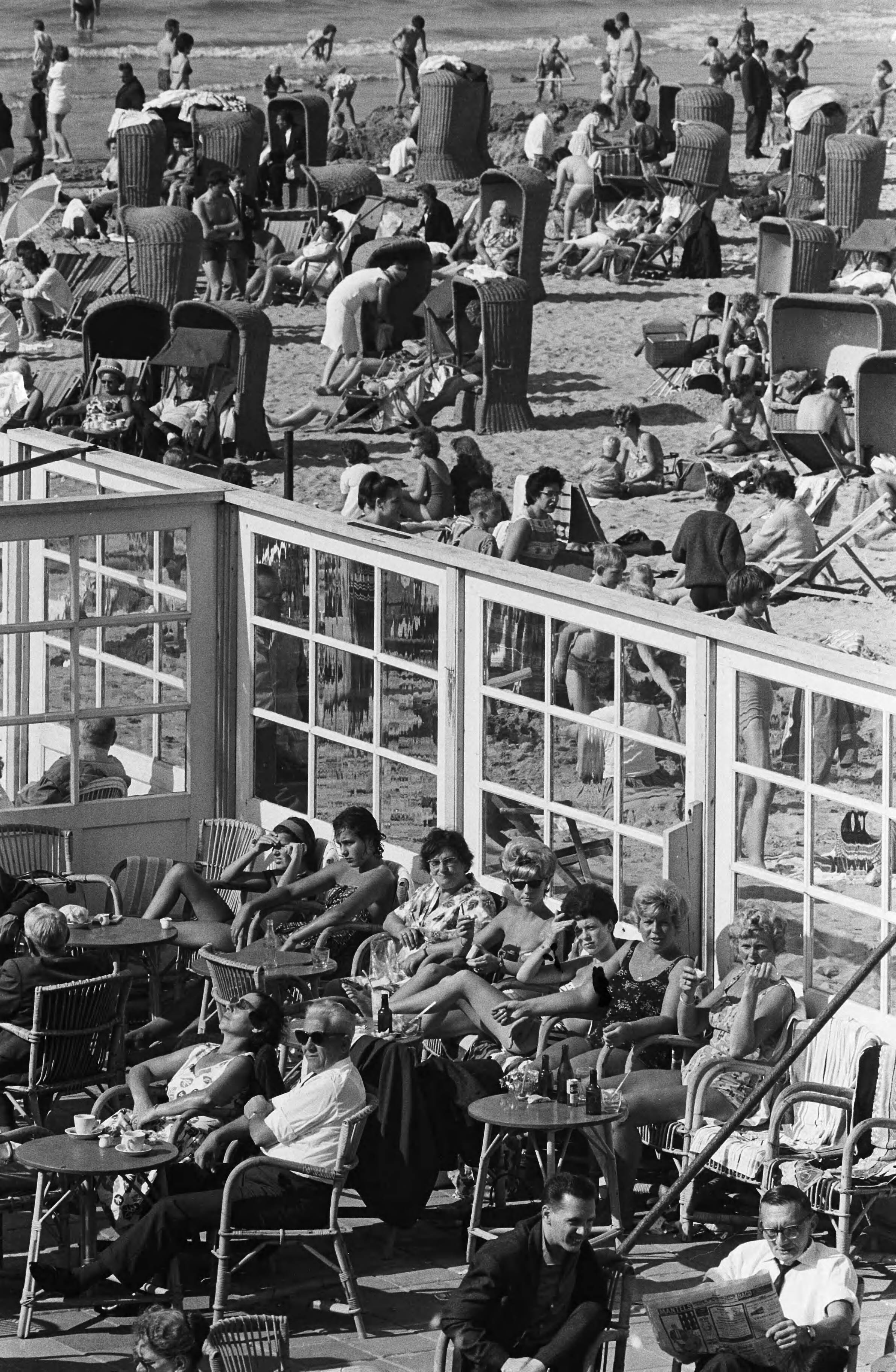 Fotocollectie Anefo — Prachtig nazomerweer. Drukte aan het Zandvoortse strand — Foto: Pot, Harry / Anefo. Licentie: Set B: Rechtenvrij / Publiek Domein. Bron: Nationaal Archief. http://hdl.handle.net/10648/aa457e2a-d0b4-102d-bcf8-003048976d84