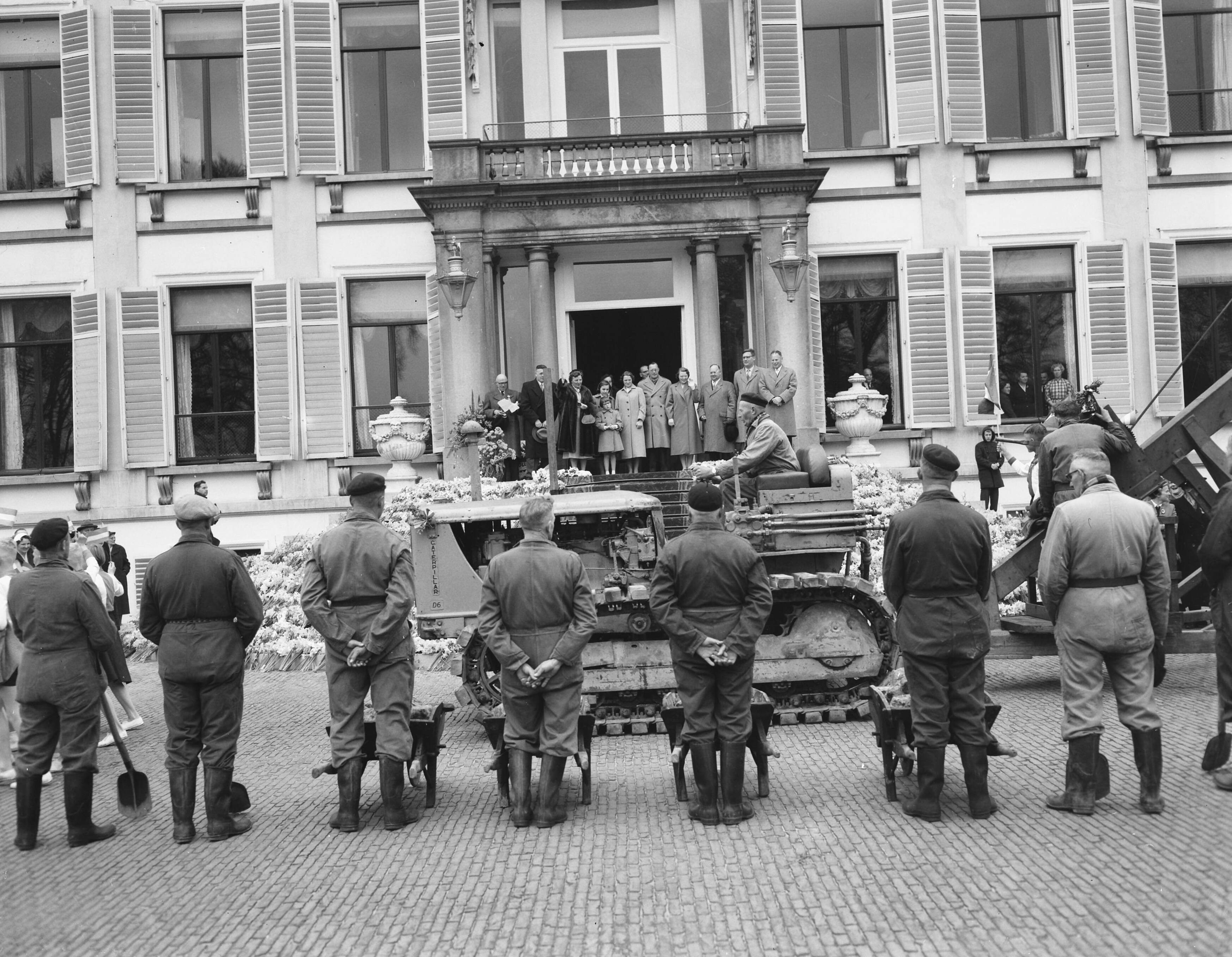 Koninginnedag 1956 — Defilé langs de koninklijke familie op het bordes van paleis Soestdijk — Foto: Noske, J.D. / Anefo. Licentie: Set B: Rechtenvrij / Publiek Domein. Bron: Nationaal Archief. http://hdl.handle.net/10648/a946ff1c-d0b4-102d-bcf8-003048976d84