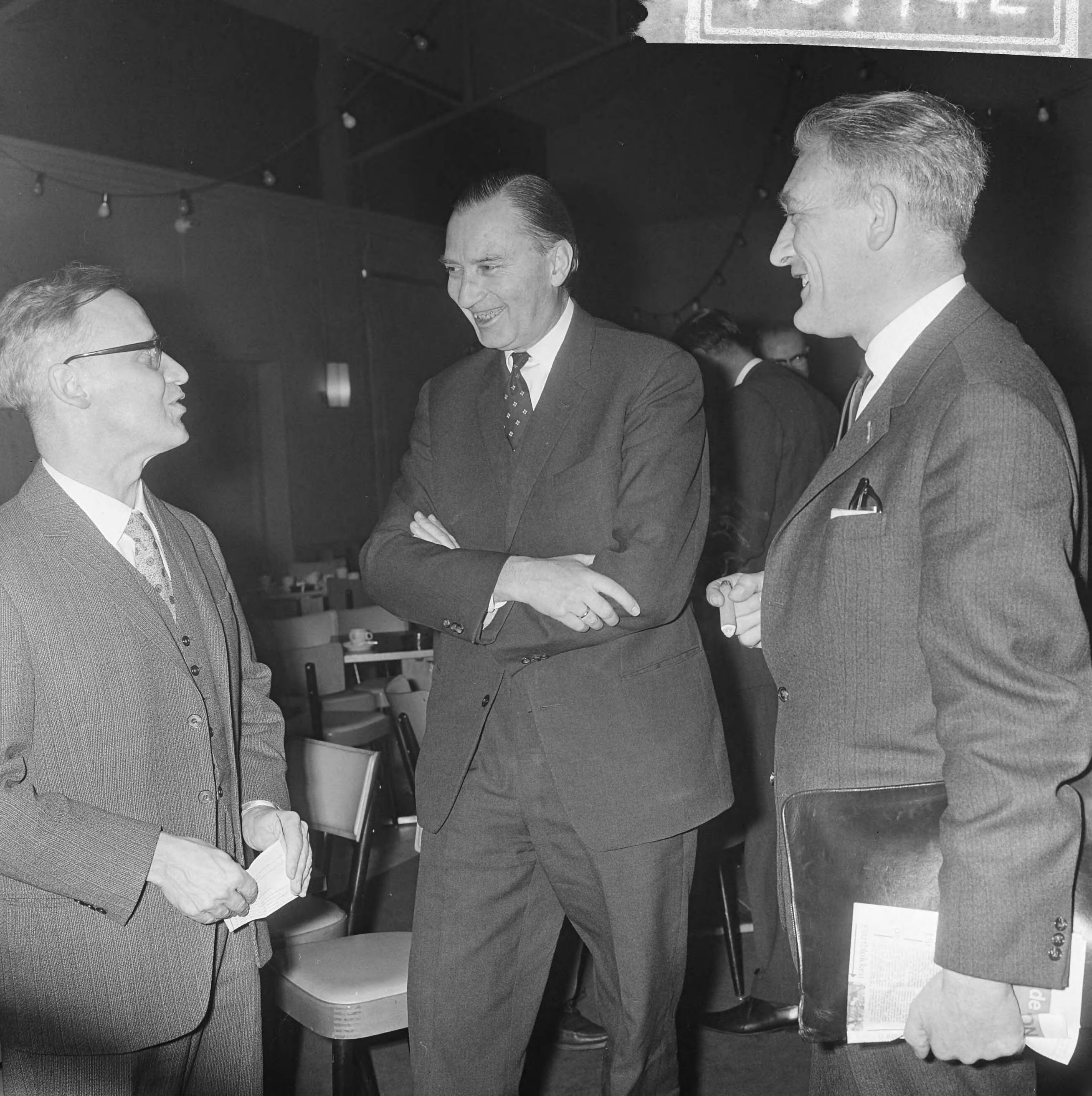 Fotocollectie Anefo — Vergadering AR-partij te Utrecht, v.l.n.r. Minister Diepenhorst , de heer Berghuis en de heer Roolvink — Foto: Koch, Eric / Anefo. Licentie: Set B: Rechtenvrij / Publiek Domein. Bron: Nationaal Archief. http://hdl.handle.net/10648/aada99c4-d0b4-102d-bcf8-003048976d84