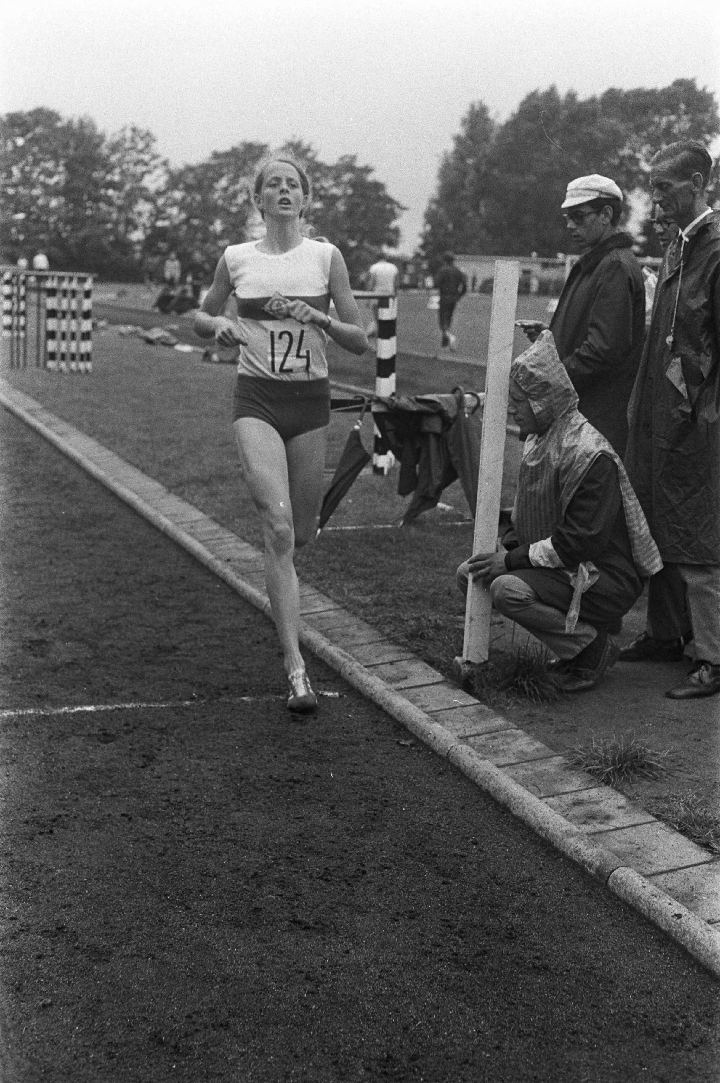 Fotocollectie Anefo — Atletiekwedstrijden dames en heren, Breda; Margriet de Graaf in aktie op 800 meter meisjes-A; winnares — Foto: Koch, Eric / Anefo. Licentie: Set B: Rechtenvrij / Publiek Domein. Bron: Nationaal Archief. http://hdl.handle.net/10648/ab9cbcb6-d0b4-102d-bcf8-003048976d84