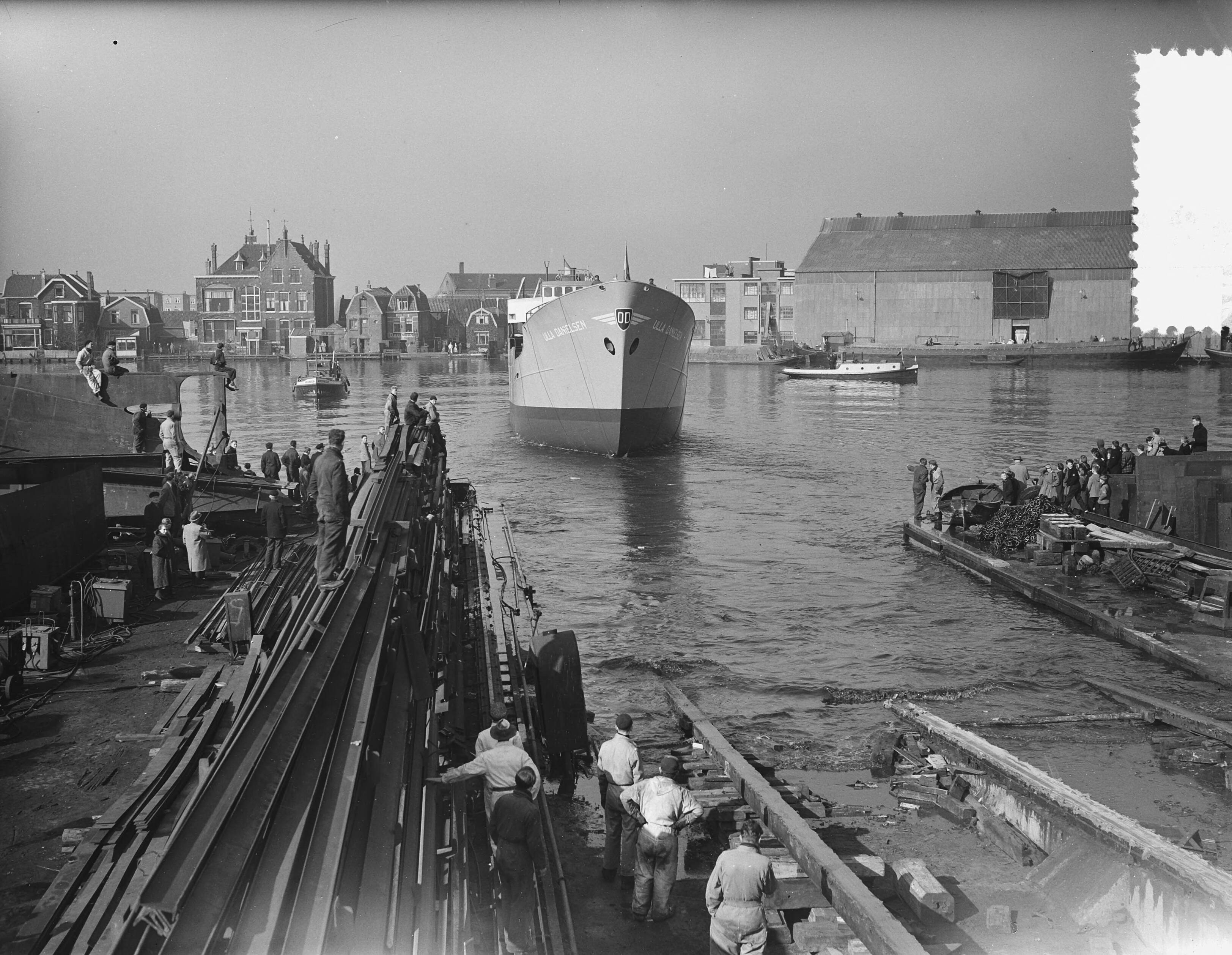 Tewaterlating van het m.s. "Ulla Danielsen" bij de Zaanlandse Scheepsbouw Maatschappij — Foto: Bilsen, Joop van / Anefo. — Licentie: Set B: Rechtenvrij / Publiek Domein. Bron: Nationaal Archief. http://hdl.handle.net/10648/a9444718-d0b4-102d-bcf8-003048976d84
