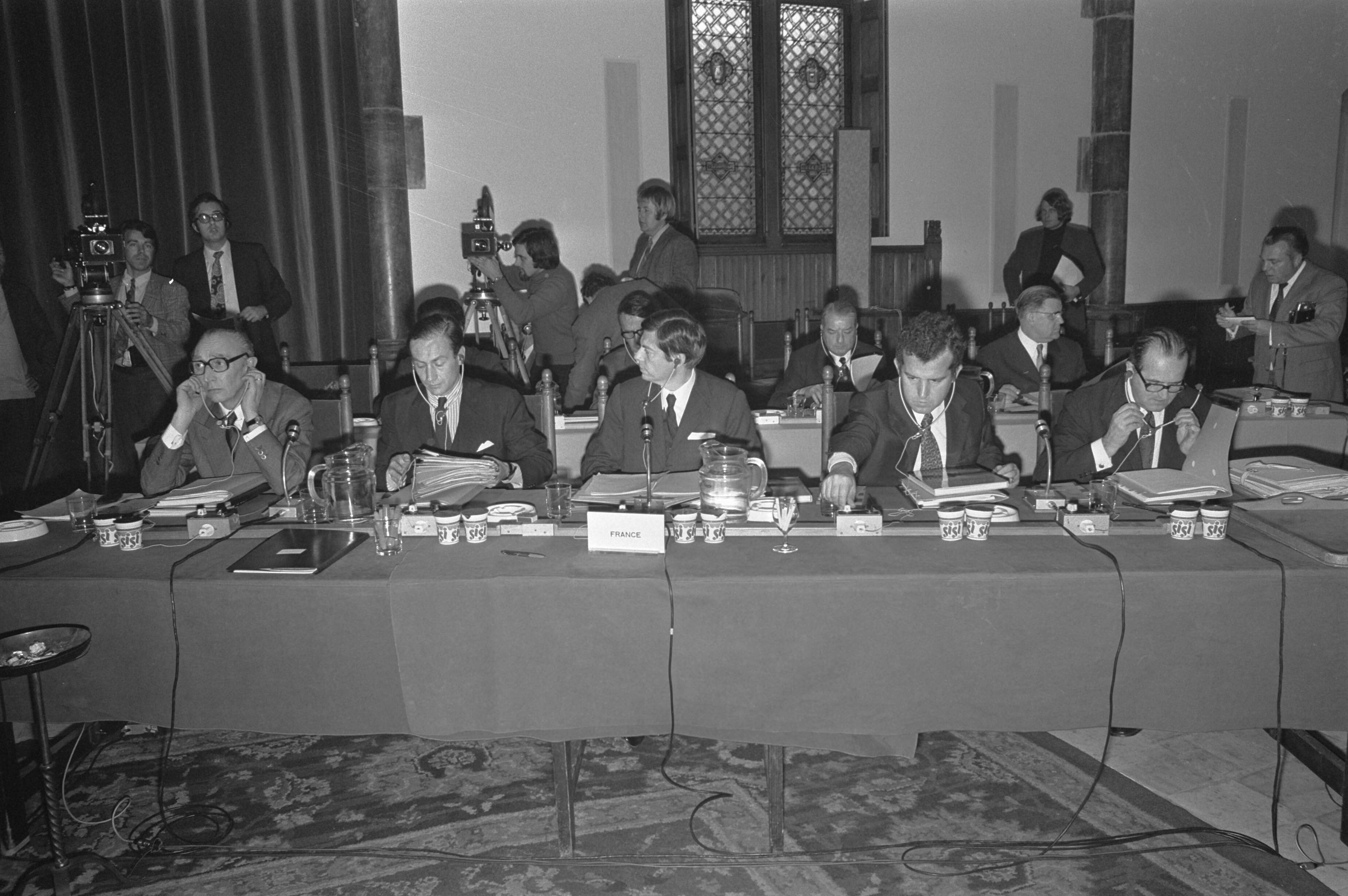 Fotocollectie Anefo — Milieucongres over de Rijn in de Ridderzaal te Den Haag — Foto: Peters, Hans / Anefo. Licentie: Set B: Rechtenvrij / Publiek Domein. Bron: Nationaal Archief. http://hdl.handle.net/10648/abfaa3c6-d0b4-102d-bcf8-003048976d84