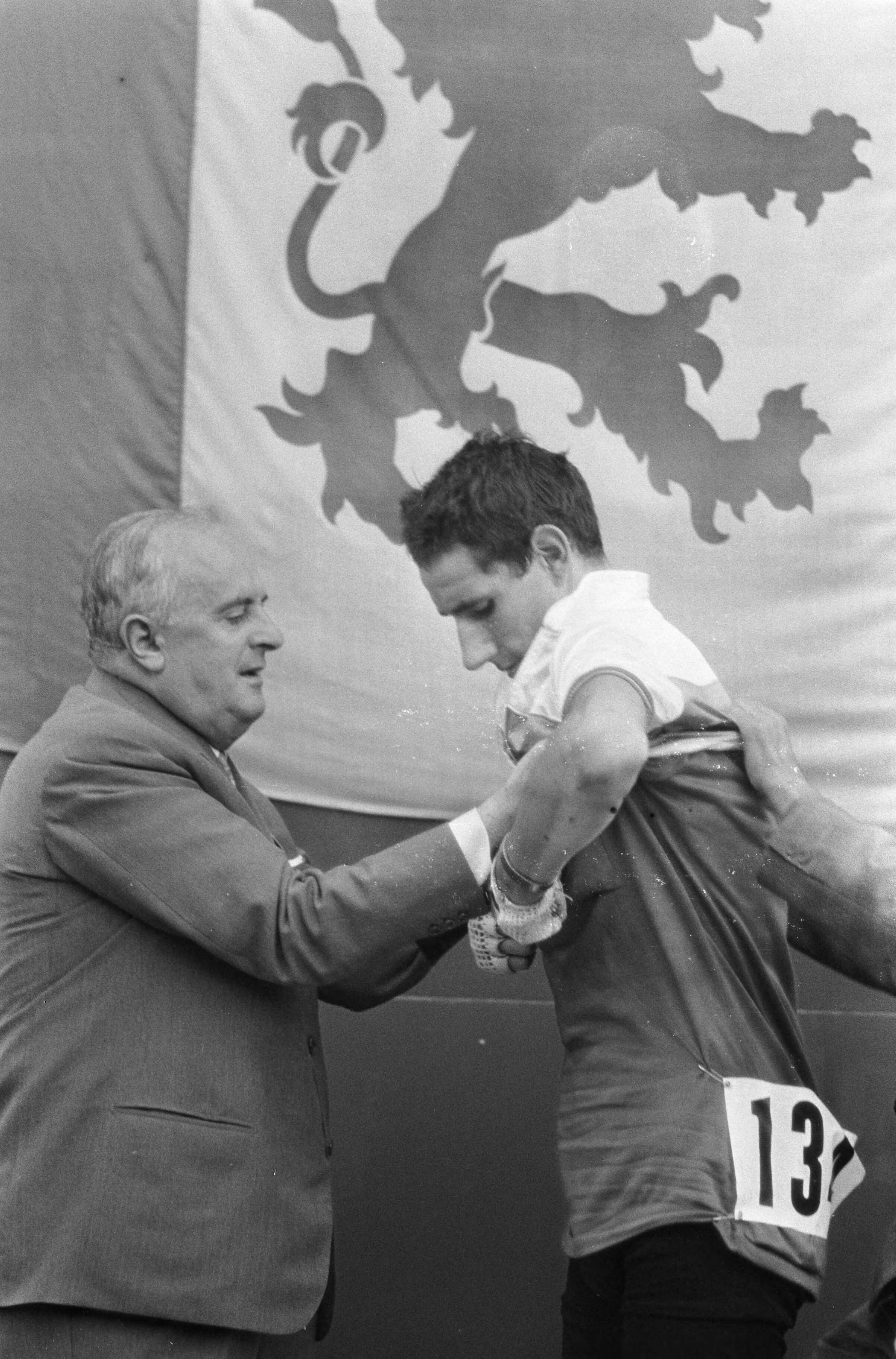Fotocollectie Anefo — WK Wielrennen te Heerlen. Webb krijgt regenboogtrui aan — Foto: Nijs, Jac. de / Anefo. Licentie: Set B: Rechtenvrij / Publiek Domein. Bron: Nationaal Archief. http://hdl.handle.net/10648/ab25e9ba-d0b4-102d-bcf8-003048976d84