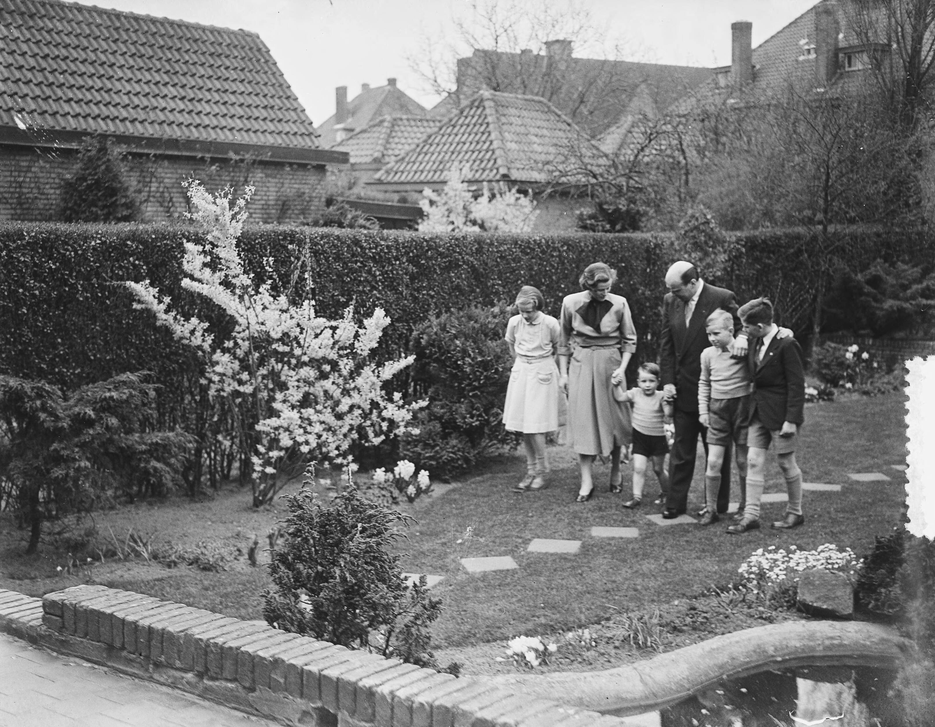 Fotocollectie Anefo — Opnamen familie Smulders Voorburg. Familie poseert in tuin — Foto: Bilsen, Joop van / Anefo. Licentie: Set B: Rechtenvrij / Publiek Domein. Bron: Nationaal Archief. http://hdl.handle.net/10648/a90a360e-d0b4-102d-bcf8-003048976d84