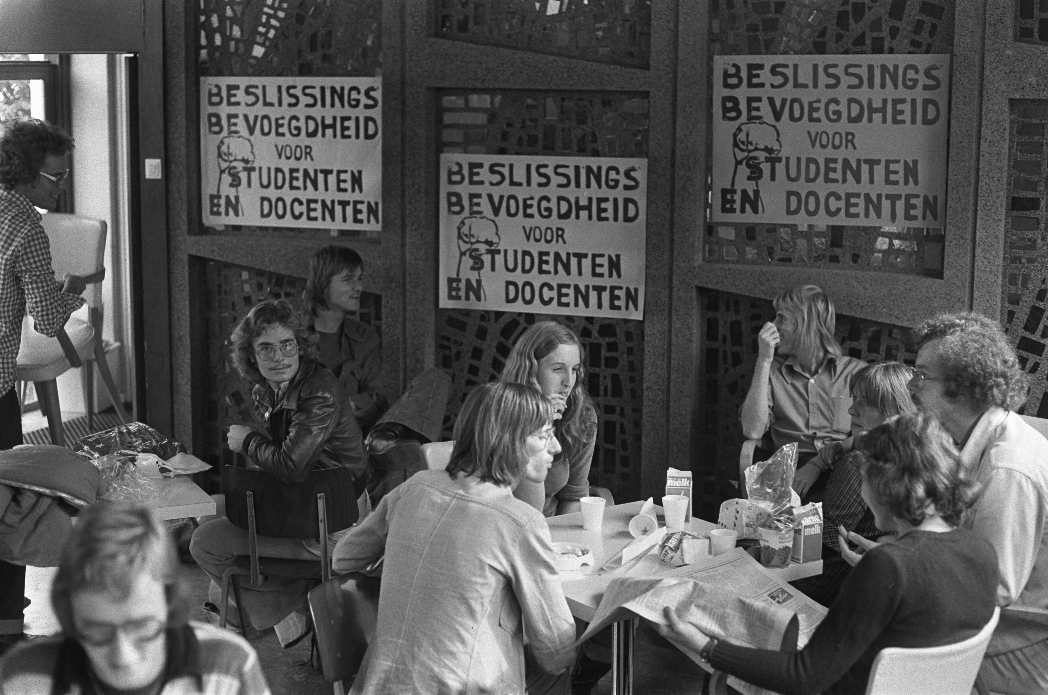 Fotocollectie Anefo — Katholieke Sociale Academie in Den Haag bezet; bezetters in de kantine — Foto: Peters, Hans / Anefo. Licentie: Set B: Rechtenvrij / Publiek Domein. Bron: Nationaal Archief. http://hdl.handle.net/10648/ac73cee0-d0b4-102d-bcf8-003048976d84