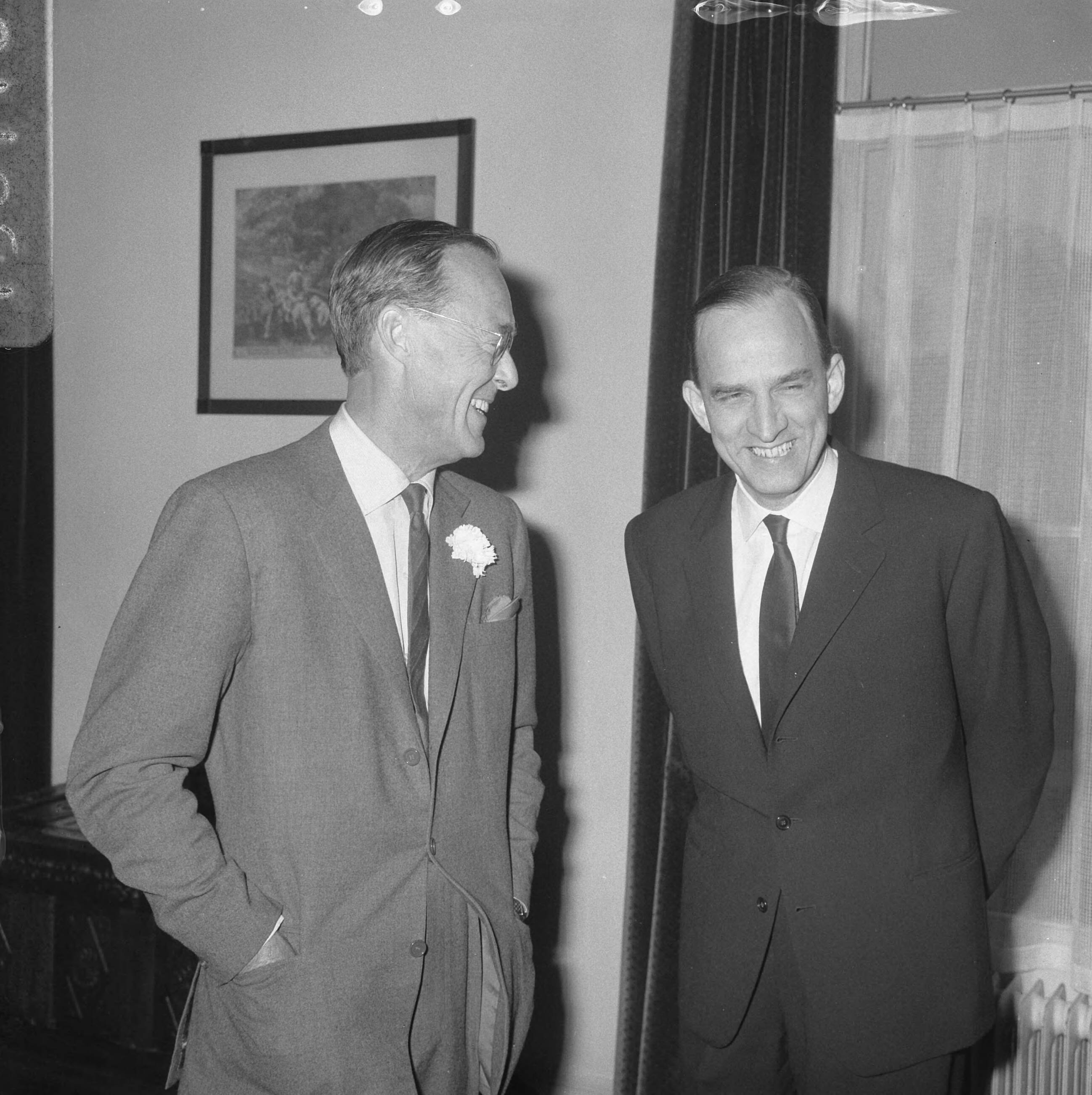 Ontvangst van de Zweedse toneel-en fimregiseur Ingmar Bergman op Paleis Soestdijk door prins Bernhard — Baarn|ontvangsten |prinsen |filmregiseurs |paleizen|Bernhard, prins|Utrecht (prov.)|Paleis Soestdijk — Foto: Nijs, Jac. de / Anefo. Licentie: Set B: Rechtenvrij / Publiek Domein. Bron: Nationaal Archief. http://hdl.handle.net/10648/ab00c194-d0b4-102d-bcf8-003048976d84