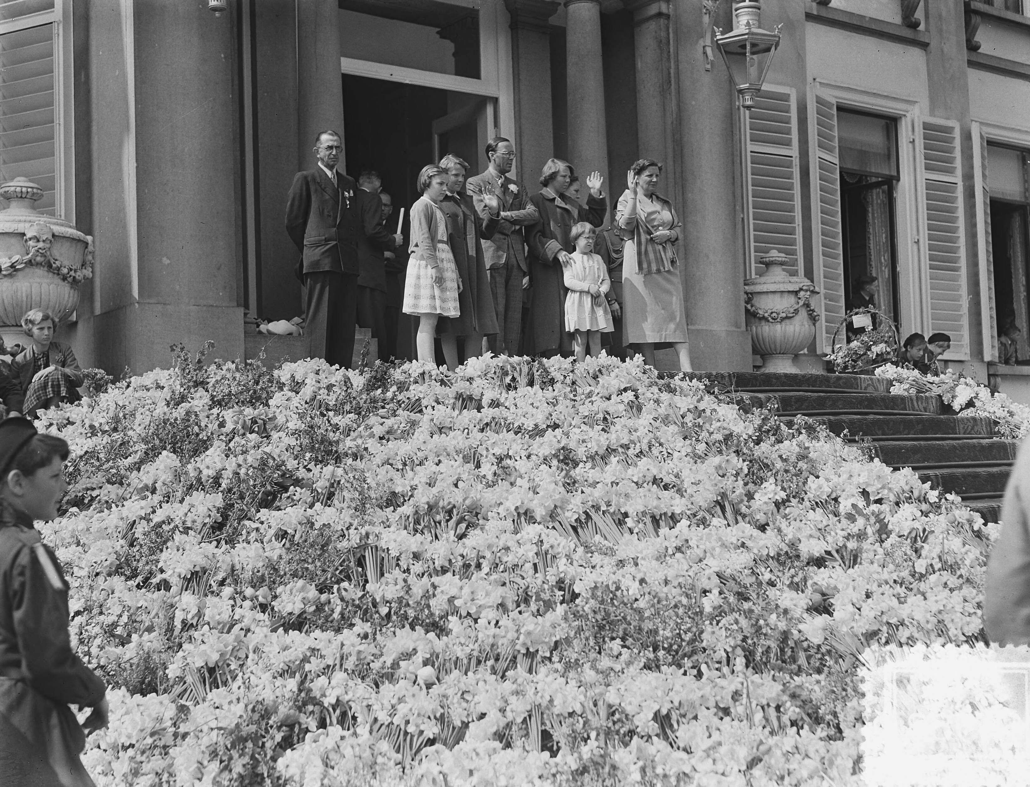 Koninginnedag 1954 — Koninginnedag. Defilé op paleis Soestdijk. Bordes met koninklijke familie — Foto: Bilsen, Joop van / Anefo. Licentie: Set B: Rechtenvrij / Publiek Domein. Bron: Nationaal Archief. http://hdl.handle.net/10648/a9212f30-d0b4-102d-bcf8-003048976d84