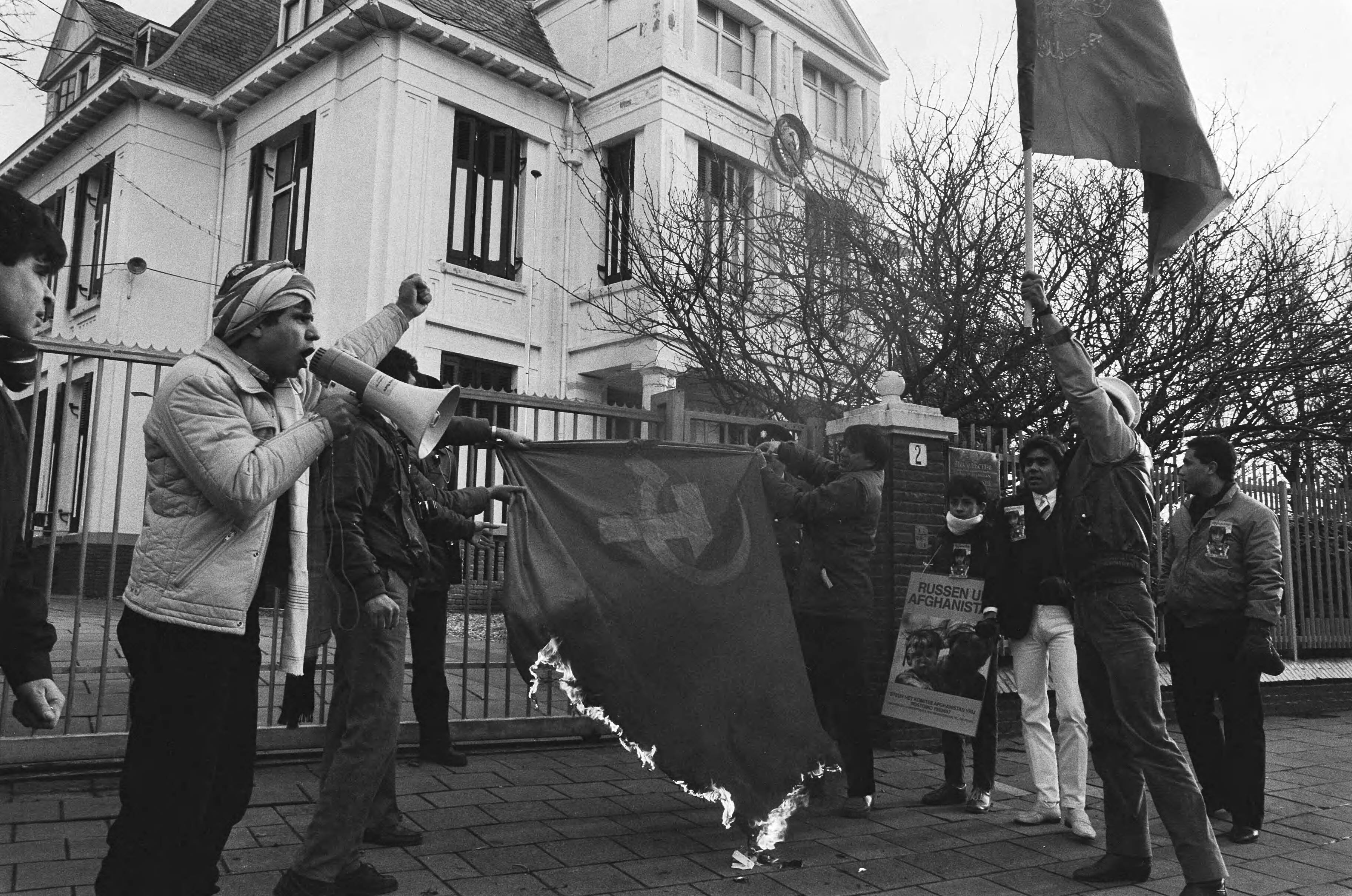 Afghanen demonstreren in Den Haag tegen de Russische aanwezigheid in Afghanistan — Demonstranten verbranden de Sovjet-vlag — Foto: Bogaerts, Rob / Anefo. Licentie: Set B: Rechtenvrij / Publiek Domein. Bron: Nationaal Archief. http://hdl.handle.net/10648/ad4e2dc4-d0b4-102d-bcf8-003048976d84