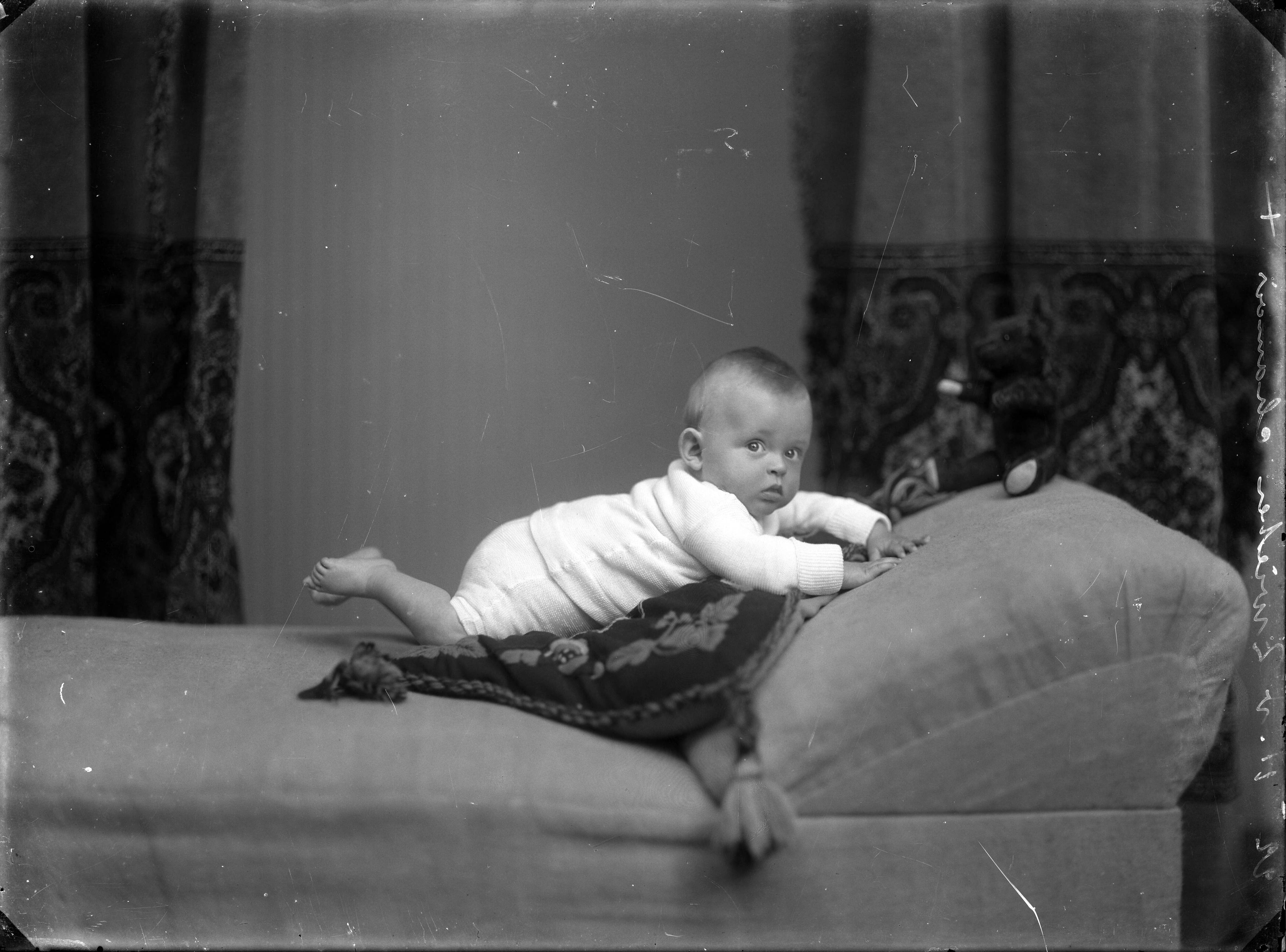 Berg, van den (BERG 050) — Studio-opnames. Baby, liggend op een smyrna-kussen op een chaise-longue. Haarlem, Nederland 1918-1930. 22 H. van Zwieten chamois — Foto: Berg, Th.C.J. van den / Spaarnestad Photo (05887). Licentie: Set B: Rechtenvrij / Publiek Domein. Bron: Nationaal Archief. http://hdl.handle.net/10648/35429da7-c772-a382-e063-6df0900a6686