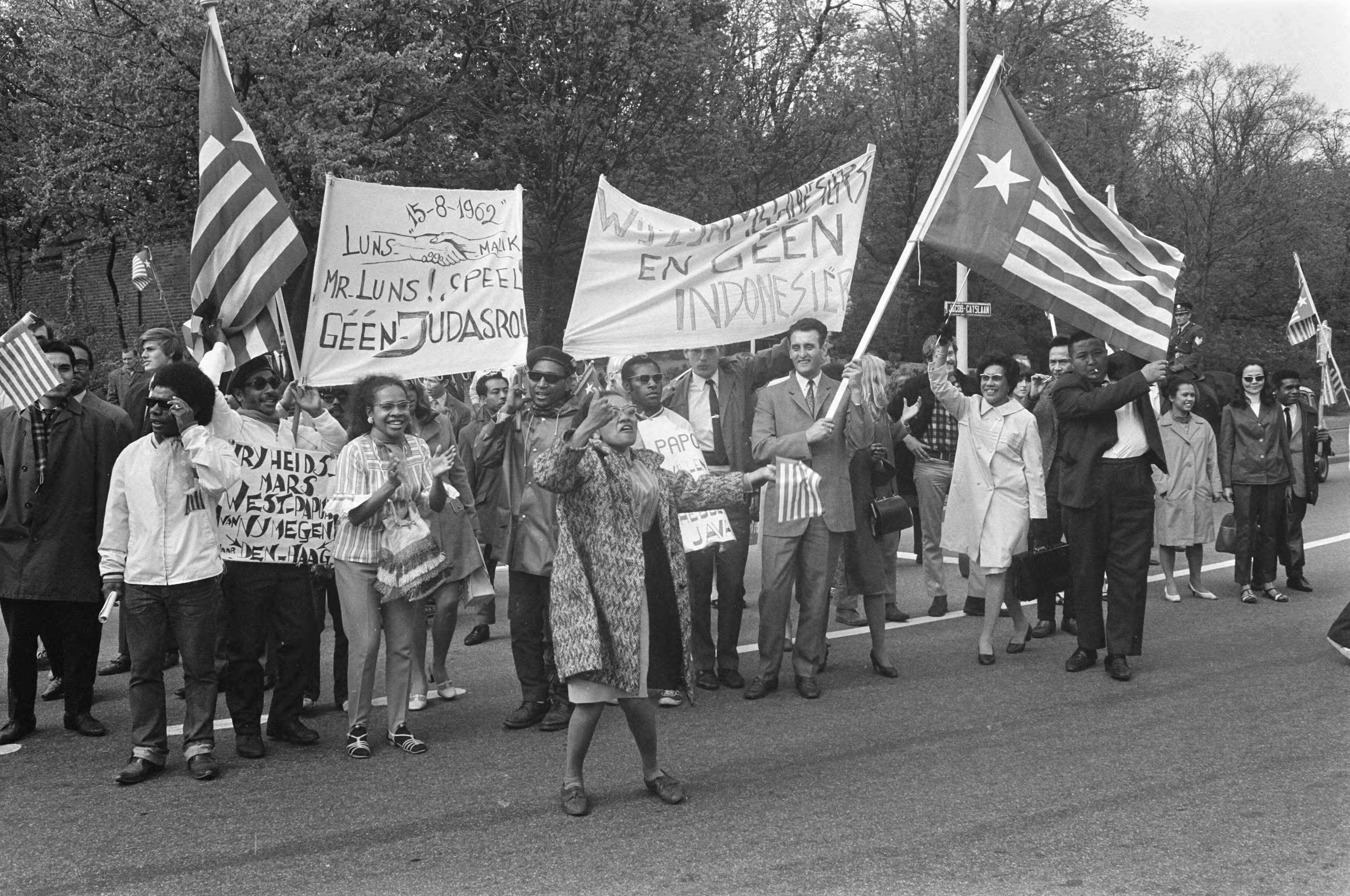 Fotocollectie Anefo — Demonstratie van Papoea's in Den Haag met spandoeken — Foto: Koch, Eric / Anefo. Licentie: Set B: Rechtenvrij / Publiek Domein. Bron: Nationaal Archief. http://hdl.handle.net/10648/ab688ed2-d0b4-102d-bcf8-003048976d84