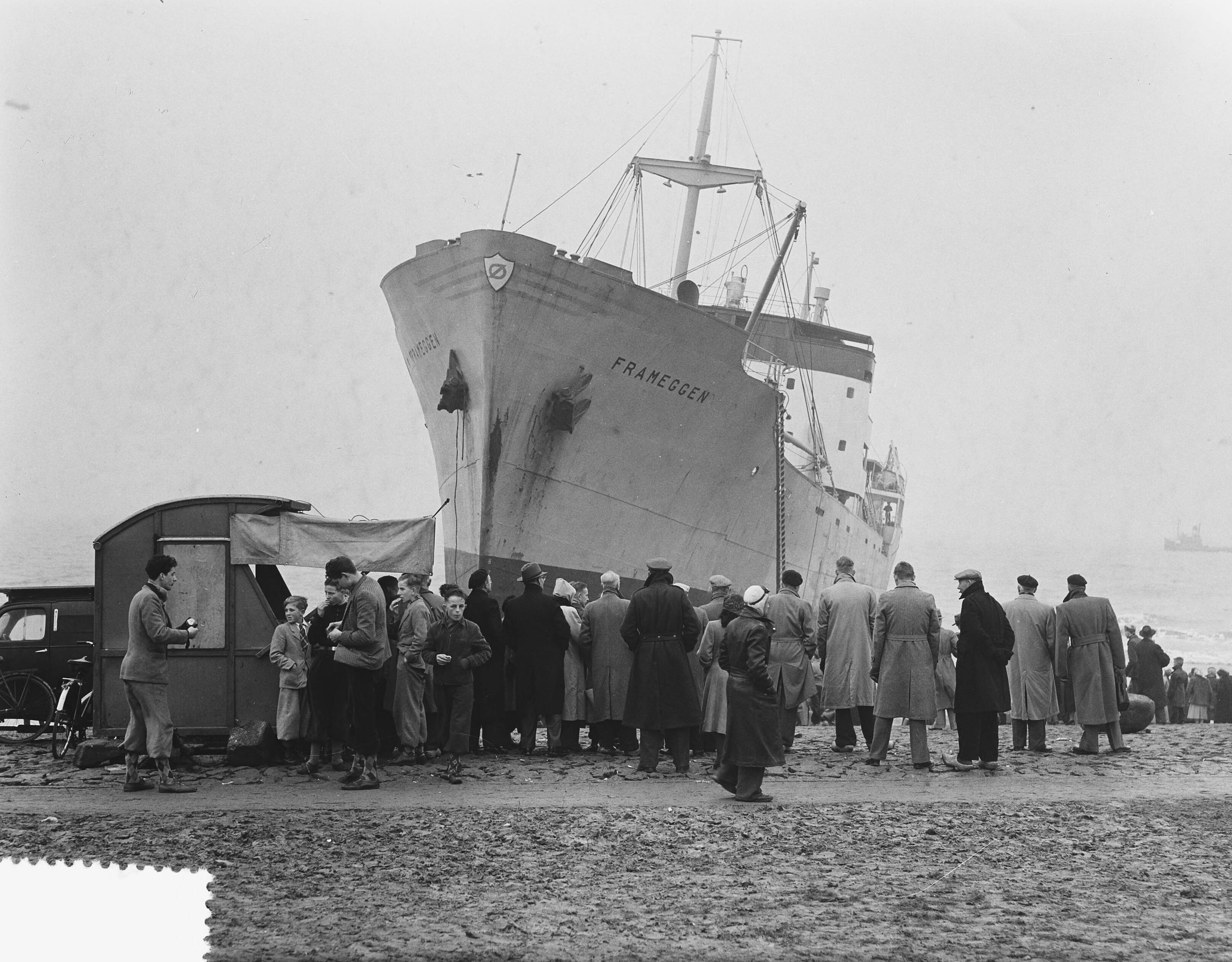 Belangstelling bij het gestrande Noorsevrachtschip "Franeggen" bij de Hondsbossche Zeewering — Foto: Duinen, H. van / Anefo. — Licentie: Set B: Rechtenvrij / Publiek Domein. Bron: Nationaal Archief. http://hdl.handle.net/10648/a8f3d8d2-d0b4-102d-bcf8-003048976d84
