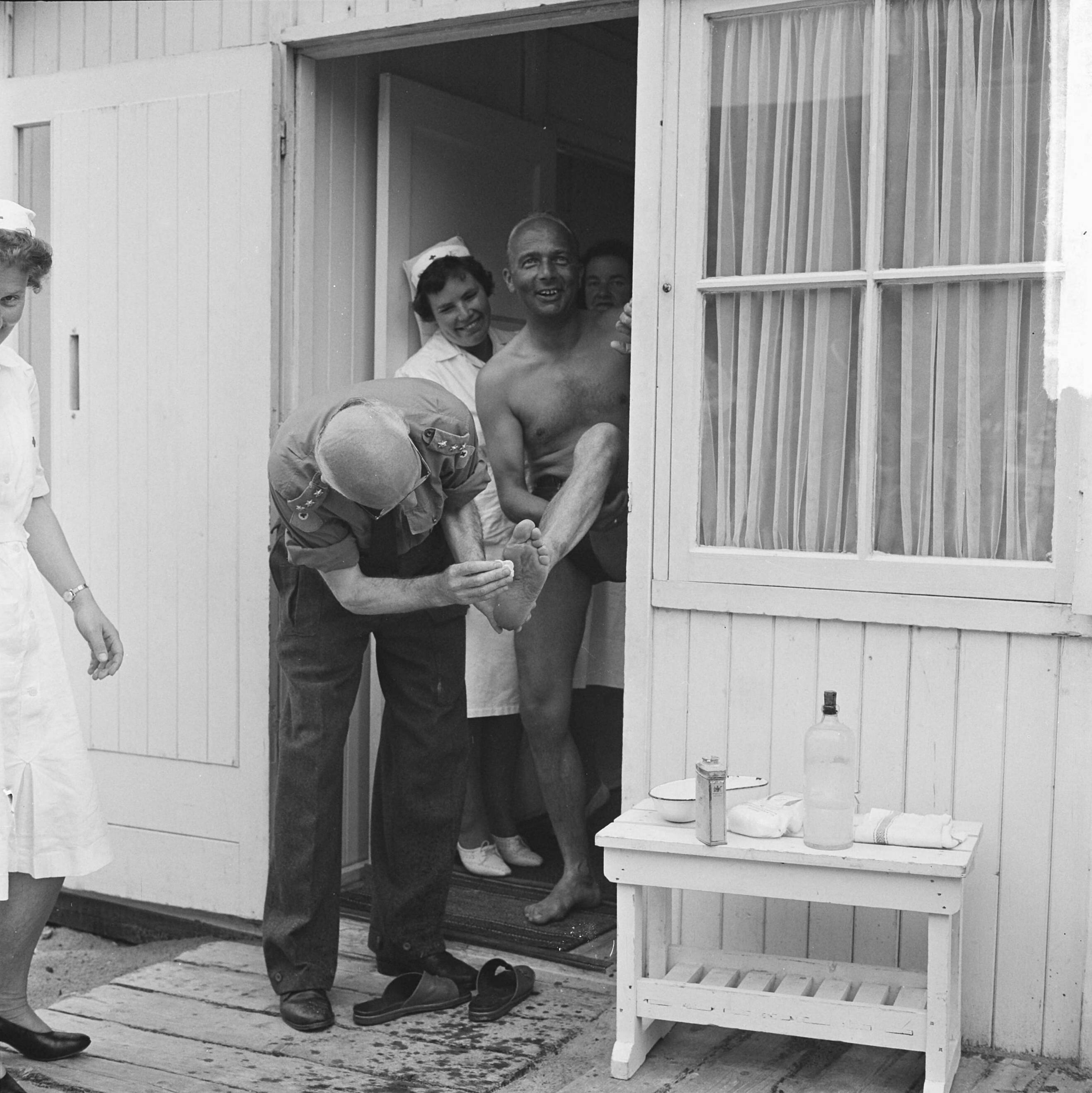 Fotocollectie Anefo — Kwallenplaag langs de kust en Rode Kruis post te Scheveningen — Foto: Koch, Eric / Anefo. Licentie: Set B: Rechtenvrij / Publiek Domein. Bron: Nationaal Archief. http://hdl.handle.net/10648/aa40675a-d0b4-102d-bcf8-003048976d84