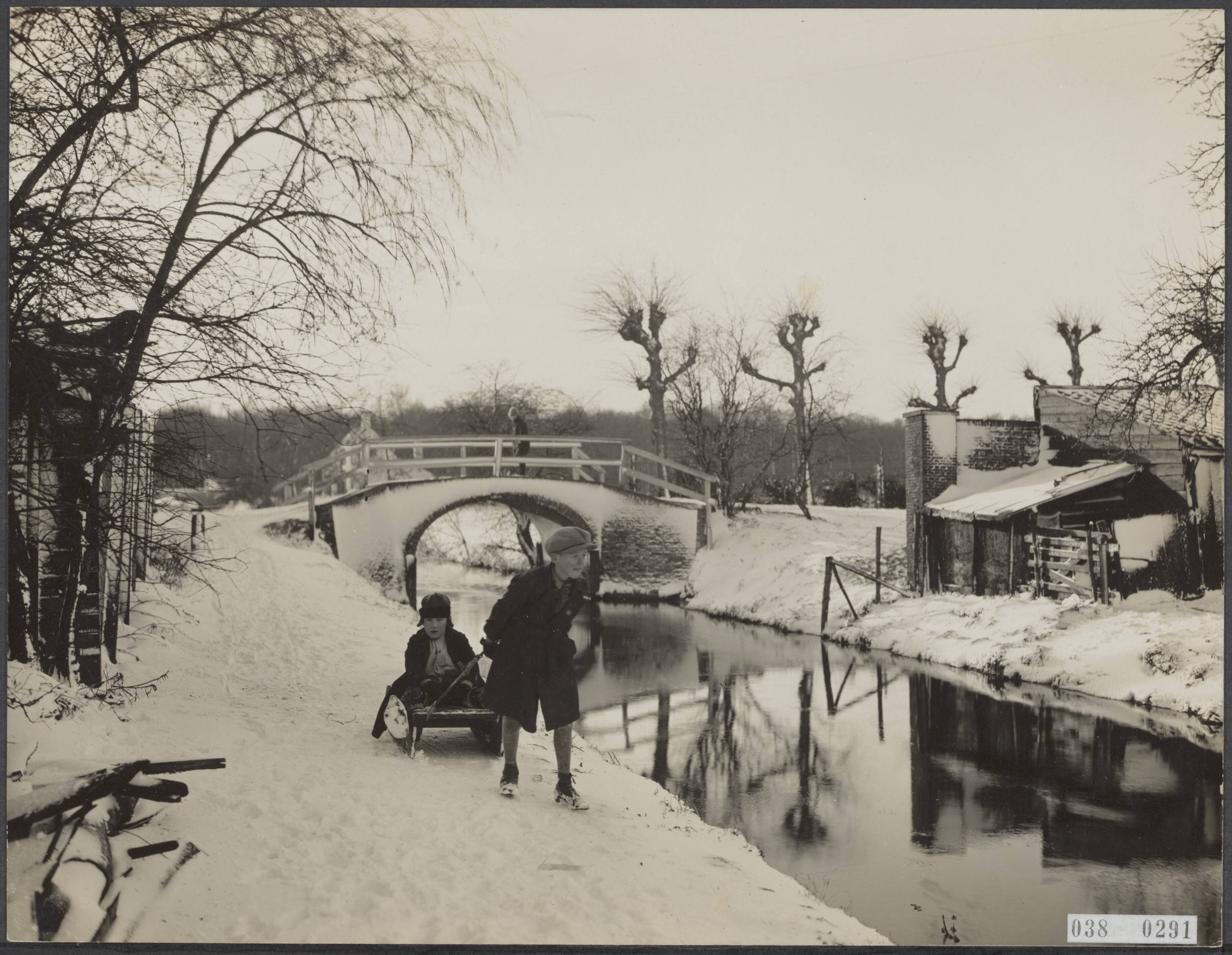 Fotocollectie Elsevier Binnenland — Kinderen hebben sneeuwpret in Heemstede. Op de achtergrond bruggetje aan de Kerklaan — Foto: Favier, Adriaan. Licentie: Set B: Rechtenvrij / Publiek Domein. Bron: Nationaal Archief. http://hdl.handle.net/10648/adf11c1e-d0b4-102d-bcf8-003048976d84