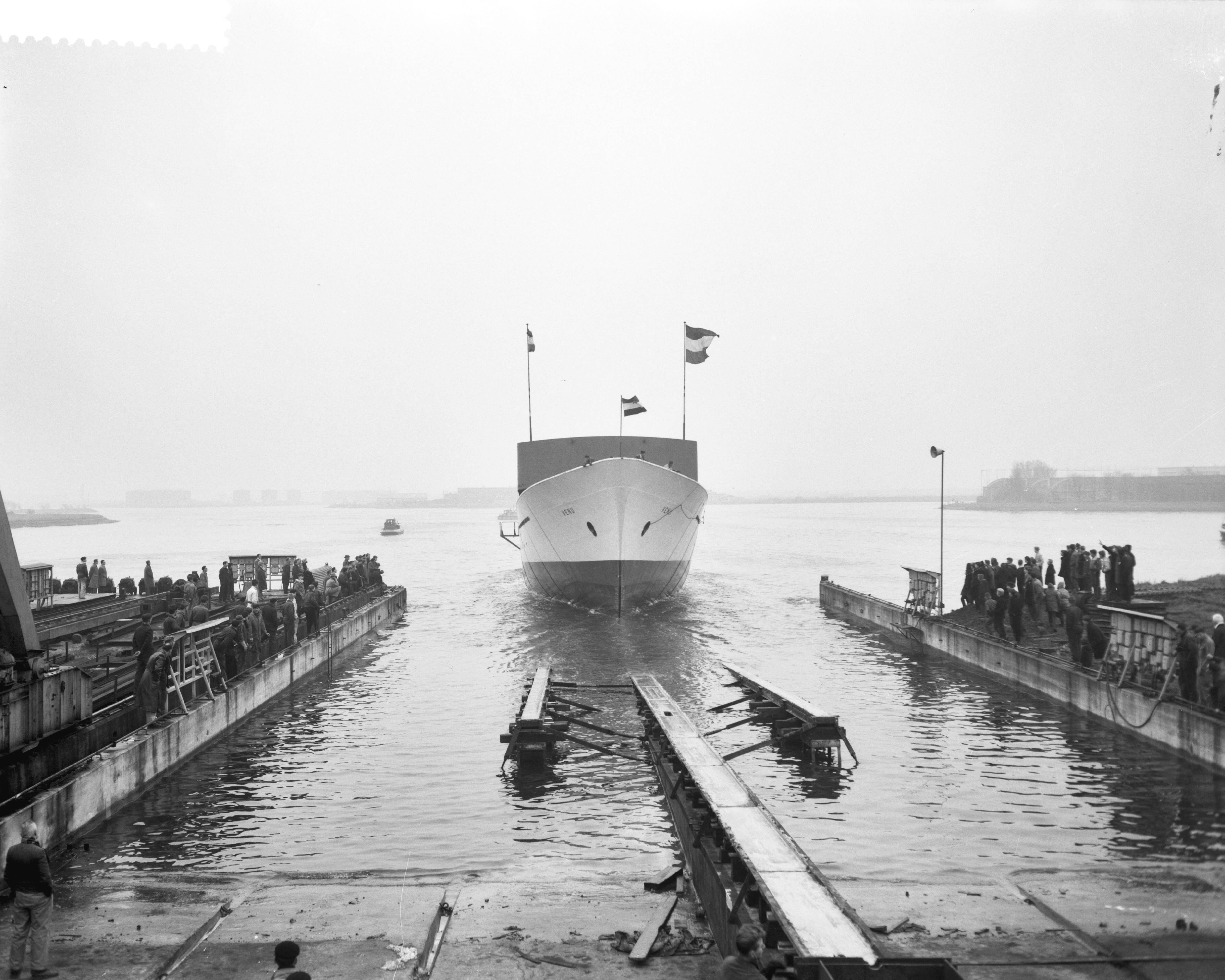 Fotocollectie Anefo — Tewaterlating van loodsboot "Venu" bij de N.V. Zaanlandse Scheepsbouw Maatschappij te Zaandam — Foto: Bilsen, Joop van / Anefo. Licentie: Set B: Rechtenvrij / Publiek Domein. Bron: Nationaal Archief. http://hdl.handle.net/10648/a9c2cdb8-d0b4-102d-bcf8-003048976d84