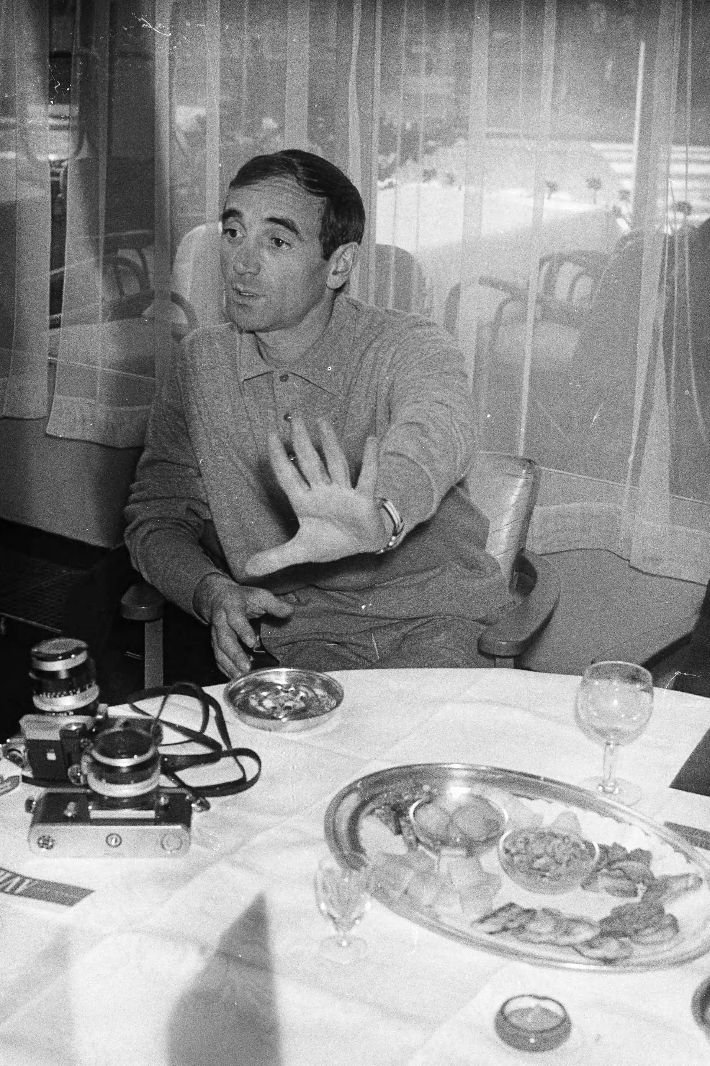 Fotocollectie Anefo — Charles Aznavour geeft een persconferentie in Hotel Gooiland in verband met zijn optreden — Foto: Gelderen, Hugo van / Anefo. Licentie: Set B: Rechtenvrij / Publiek Domein. Bron: Nationaal Archief. http://hdl.handle.net/10648/aa370ae8-d0b4-102d-bcf8-003048976d84