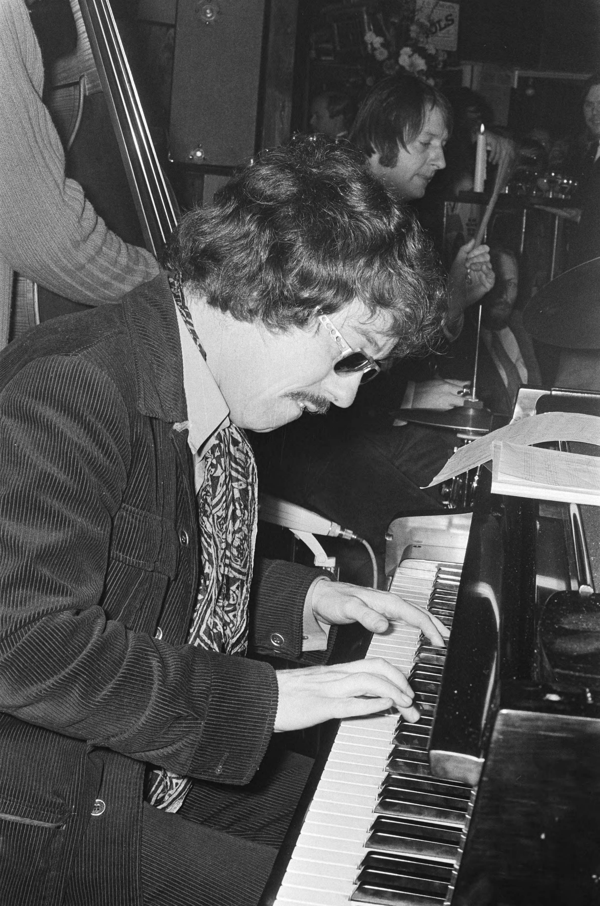 Fotocollectie Anefo — Pianist Louis van Dijk krijgt eerste Gouden LP in jachthaven Van Dijk , Oost-Loosdrecht; Van Dijk achter piano — Foto: Verhoeff, Bert / Anefo. Licentie: Set B: Rechtenvrij / Publiek Domein. Bron: Nationaal Archief. http://hdl.handle.net/10648/abb0d8ea-d0b4-102d-bcf8-003048976d84