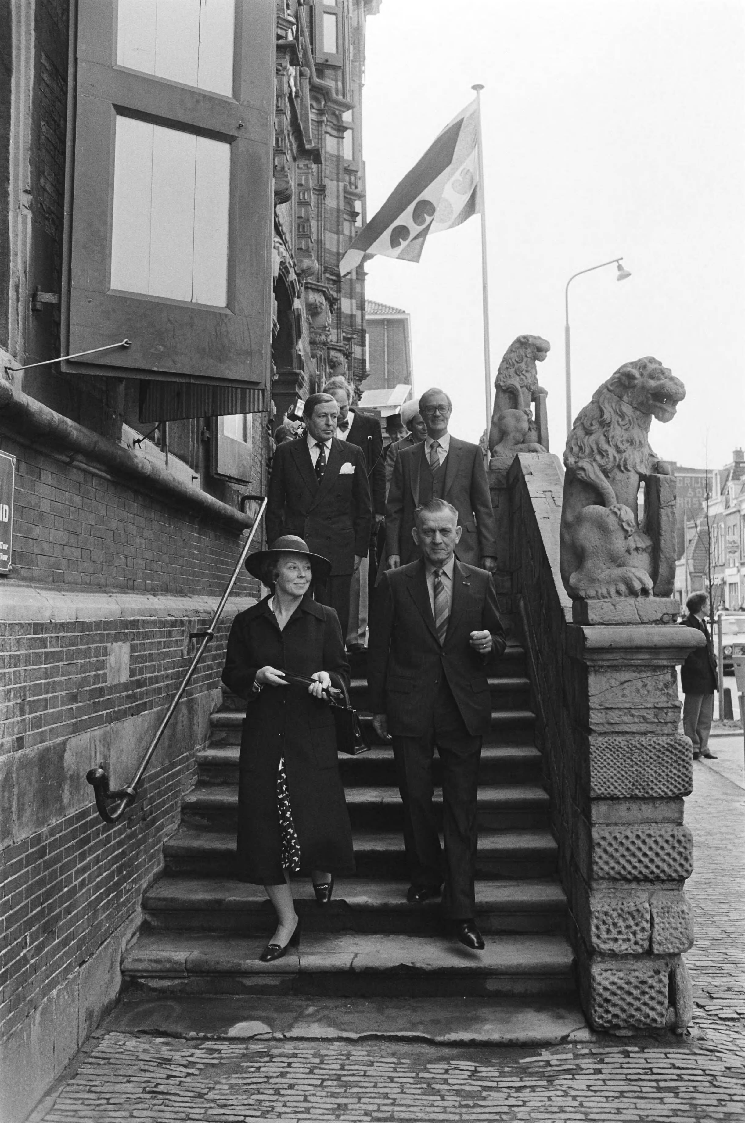 Fotocollectie Anefo — Prinses Beatrix en Prins Claus wonen in Leeuwarden herdenkingsbijeenkomst bij van 35 jarig bestaan van de Vereniging Friesland 1940-1945 — Foto: Suyk, Koen / Anefo. Licentie: Set B: Rechtenvrij / Publiek Domein. Bron: Nationaal Archief. http://hdl.handle.net/10648/acdded5c-d0b4-102d-bcf8-003048976d84
