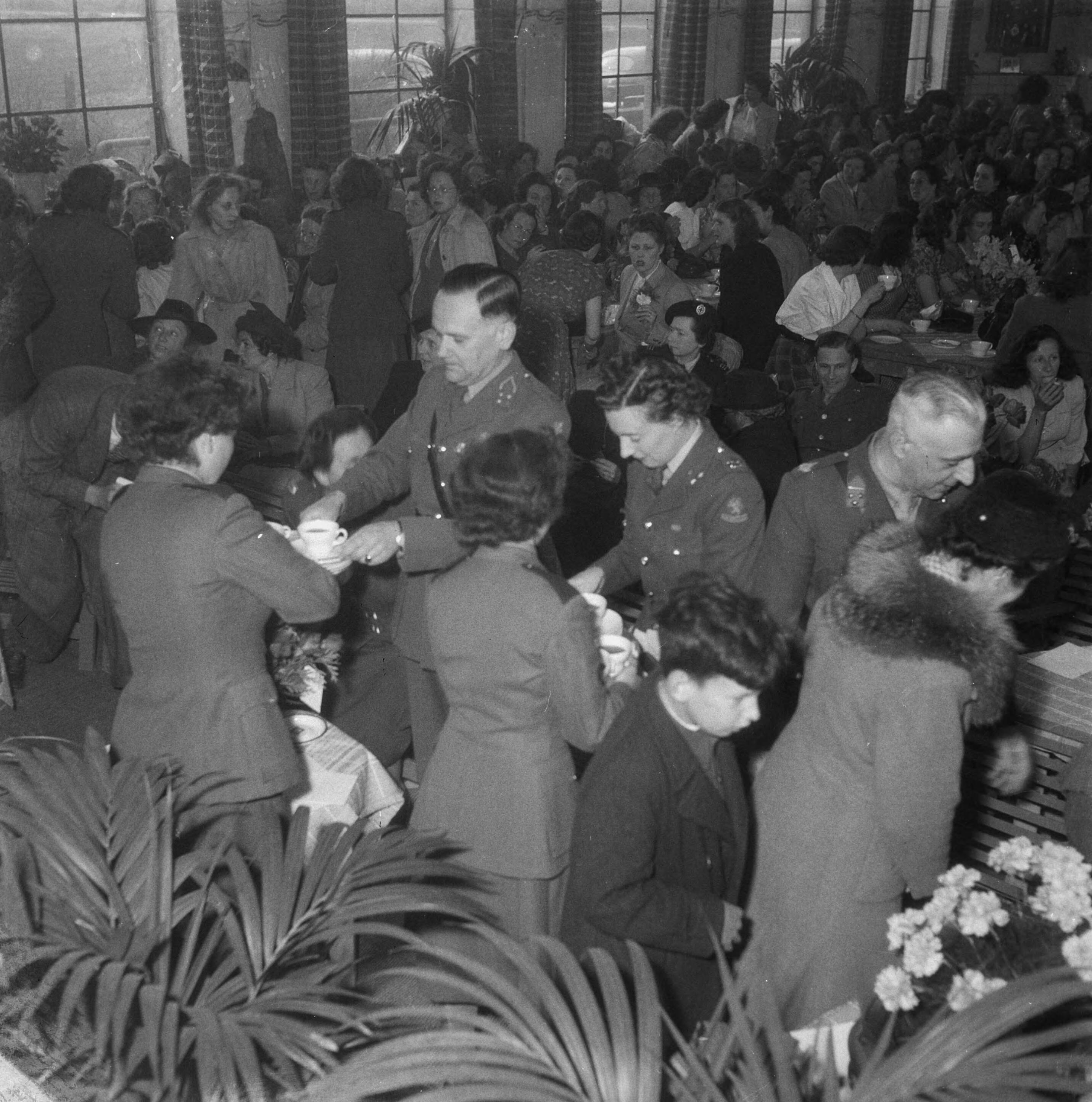 Fotocollectie Anefo — Vijf jarig bestaan VHK Den Haag — Foto: Oorschot, […] van / Anefo. Licentie: Set B: Rechtenvrij / Publiek Domein. Bron: Nationaal Archief. http://hdl.handle.net/10648/a8c6bad2-d0b4-102d-bcf8-003048976d84