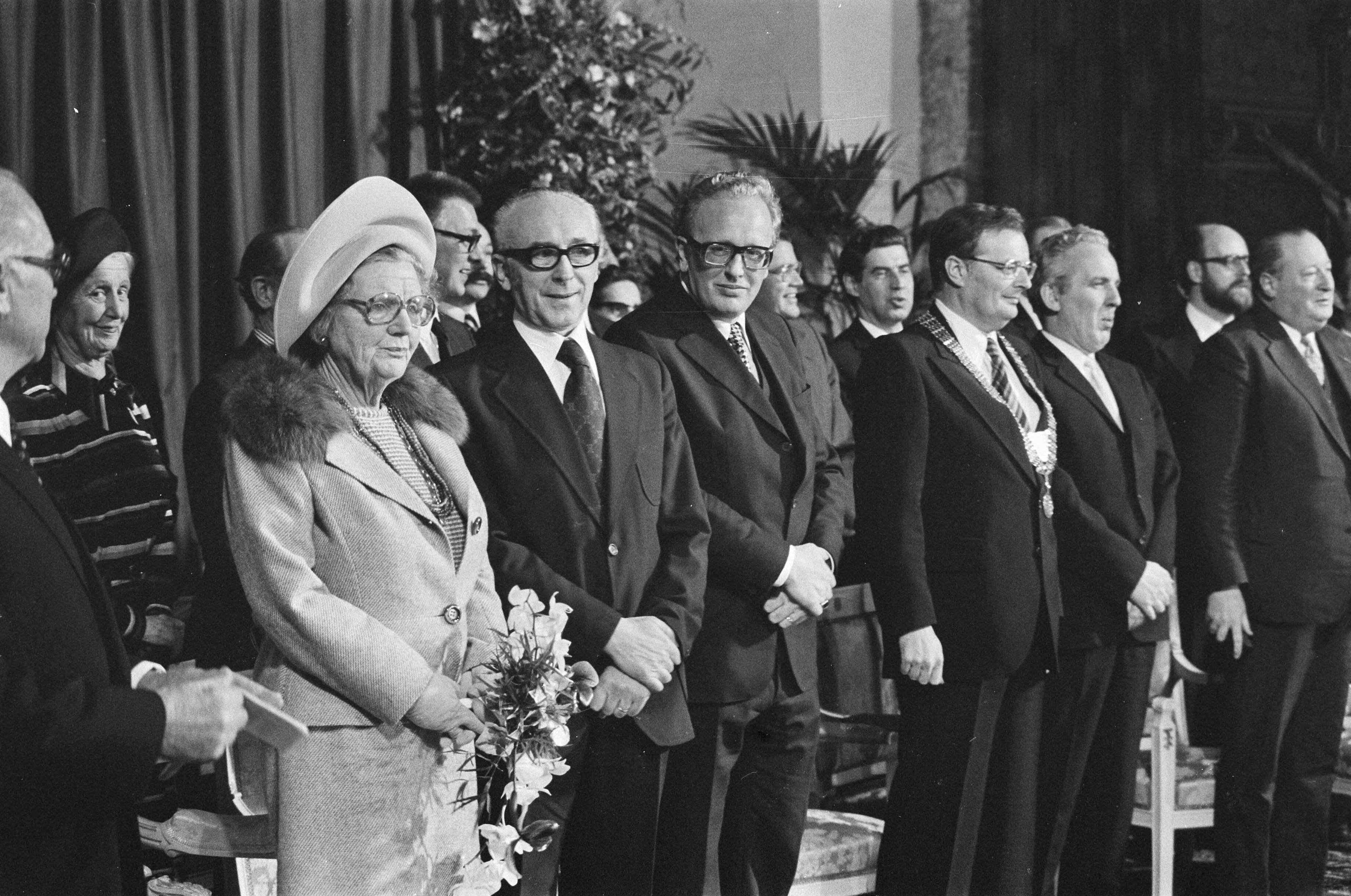 Fotocollectie Anefo — Hare Majesteit opent Rijksuniversiteit in Maastricht; v.l.n.r. koningin Juliana, dr. J.G.H. Tans, minister Van Kemenade, prof.dr. Tiddens en staatssecretaris Klein — Foto: Mieremet, Rob / Anefo. Licentie: Set B: Rechtenvrij / Publiek Domein. Bron: Nationaal Archief. http://hdl.handle.net/10648/ac7a9360-d0b4-102d-bcf8-003048976d84