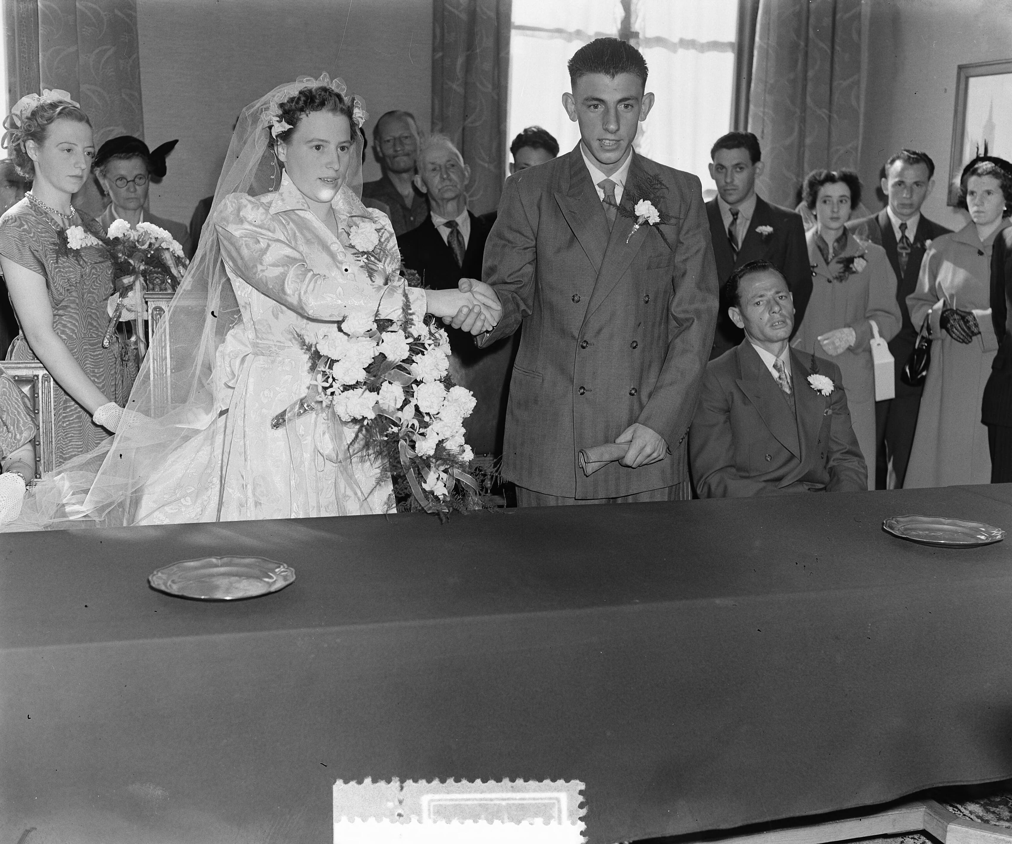 Huwelijk wielrenner Thijs Roks in Zundert — Wielrenner Thijs Roks met zijn bruid Maria Billet in het stadhuis van Zundert — Foto: Duinen, H. van / Anefo. Licentie: Set B: Rechtenvrij / Publiek Domein. Bron: Nationaal Archief. http://hdl.handle.net/10648/a910e116-d0b4-102d-bcf8-003048976d84