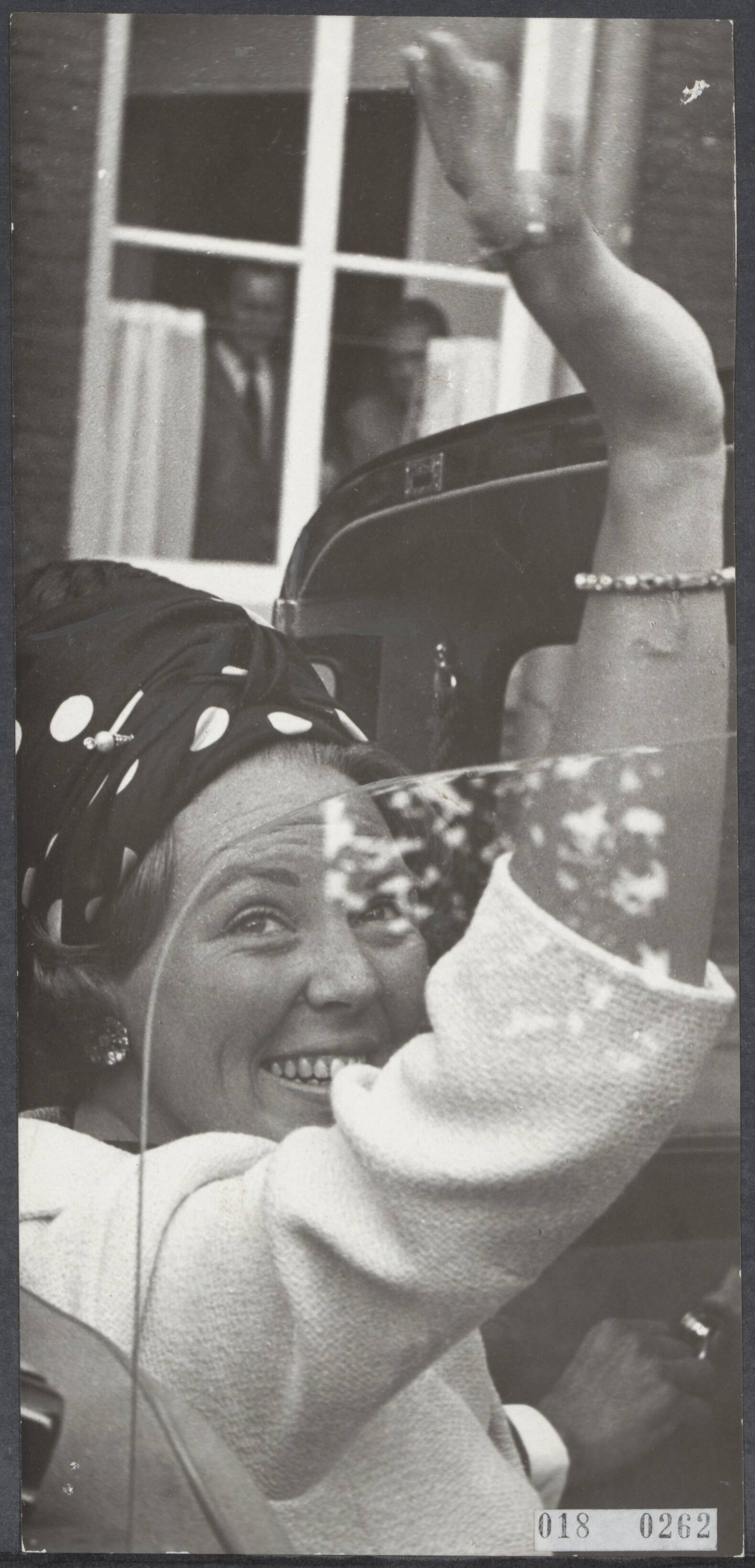 Fotocollectie Elsevier Binnenland — Felicitatiebezoek aan de provinciale hoofdsteden door Claus von Amsberg en prinses Beatrix. Het eerste bezoek was aan Leeuwarden — Foto: Kroon, Ron / Anefo. Licentie: Set B: Rechtenvrij / Publiek Domein. Bron: Nationaal Archief. http://hdl.handle.net/10648/adc1b942-d0b4-102d-bcf8-003048976d84