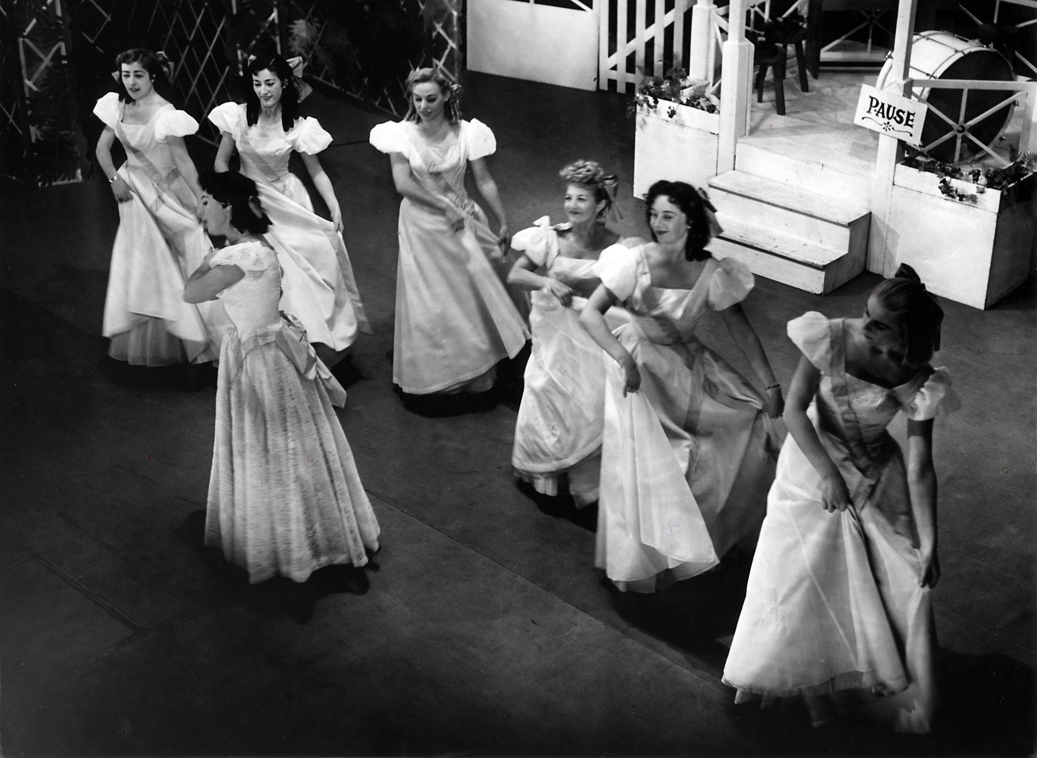 Collectie nader te bepalen — [50 jarig jubileum N.V. De Spaarnestad] [Feestavond in het Stadsschouwburg van Haarlem] — Foto: Fotograaf Onbekend / Fotobureau onbekend / Spaarnestad Photo (05887). Licentie: Set B: Rechtenvrij / Publiek Domein. Bron: Nationaal Archief. http://hdl.handle.net/10648/35429da6-3b02-a382-e063-6df0900a6686