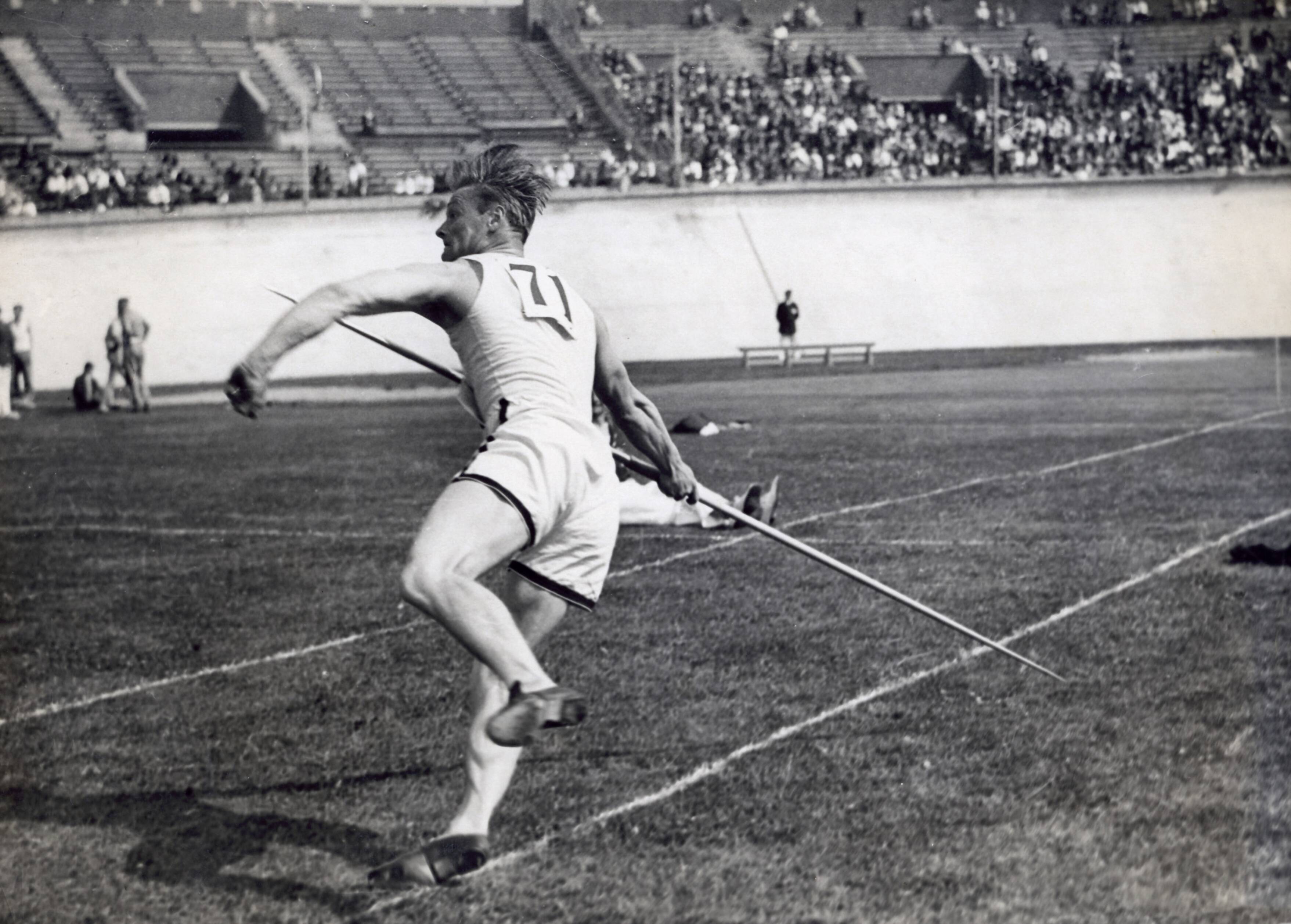 Sport — Sport, Olympische Spelen Amsterdam, 1928 : Een atleet aan het speerwerpen. — Foto: Fotograaf Onbekend / Algemeen Fotobureau Amsterdam / Rechtenvrij (05589). Licentie: Set B: Rechtenvrij / Publiek Domein. Bron: Nationaal Archief. http://hdl.handle.net/10648/35429da7-08d4-a382-e063-6df0900a6686