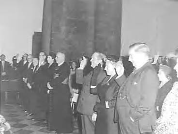 Fotocollectie Anefo — Installatie nieuwe leden van Confrerie de la Chaine des Rotisseurs in de hal van het stadhuis te Maastricht — Foto: Behrens, Herbert F. / Anefo. Licentie: Set B: Rechtenvrij / Publiek Domein. Bron: Nationaal Archief. http://hdl.handle.net/10648/a96ed44c-d0b4-102d-bcf8-003048976d84