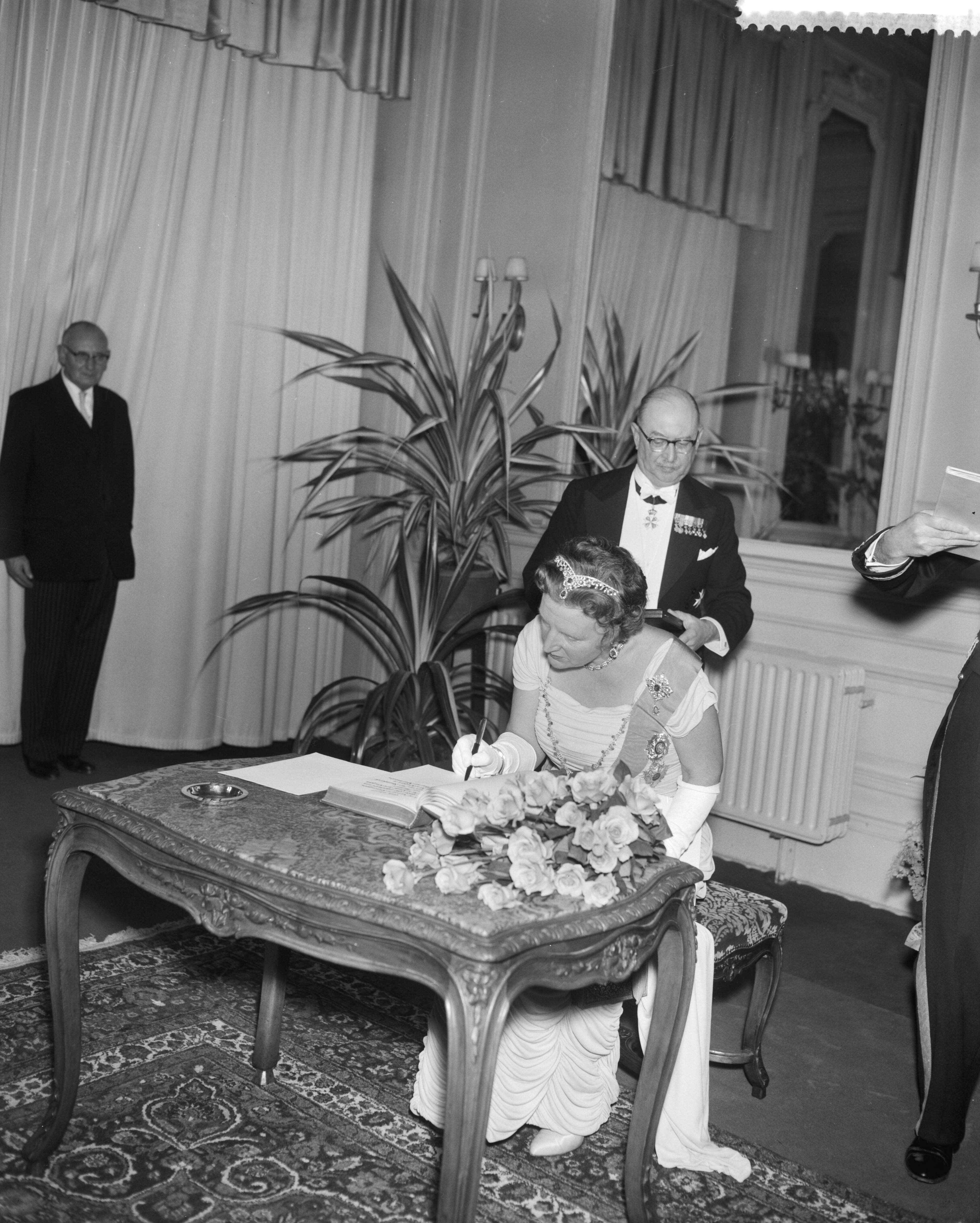 Fotocollectie Anefo — Galaconcert door Koninklijke Militaire Kapel in de Kurz te Den Haag , Koningin Juliana tekent gastenboek — Foto: Bilsen, Joop van / Anefo. Licentie: Set B: Rechtenvrij / Publiek Domein. Bron: Nationaal Archief. http://hdl.handle.net/10648/a9bc9da8-d0b4-102d-bcf8-003048976d84