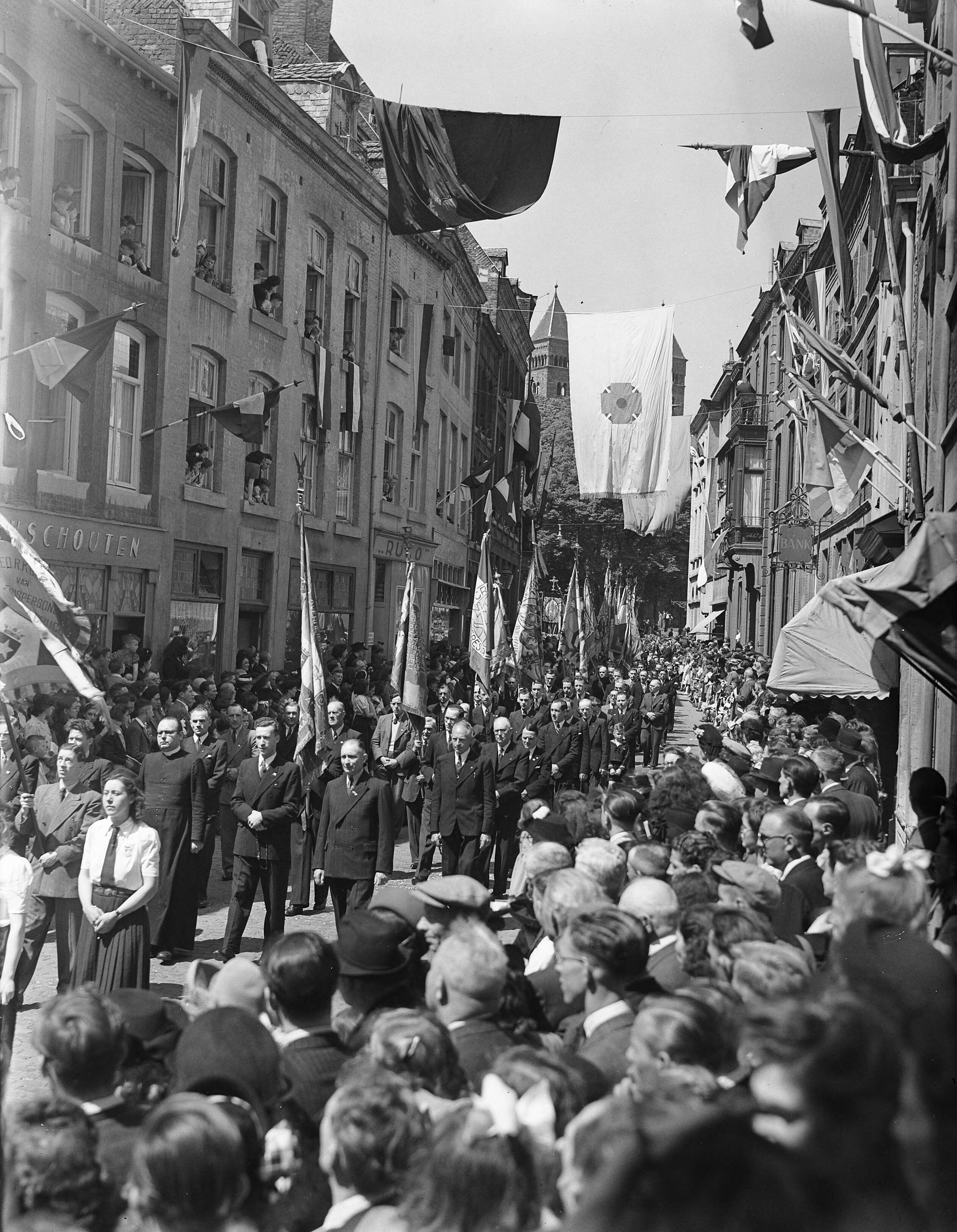 Fotocollectie Anefo — St. Servaasprocessie te Maastricht. Door de Bredestraat — Foto: Moedrik, D. / Anefo. Licentie: Set B: Rechtenvrij / Publiek Domein. Bron: Nationaal Archief. http://hdl.handle.net/10648/a8b6cb2c-d0b4-102d-bcf8-003048976d84