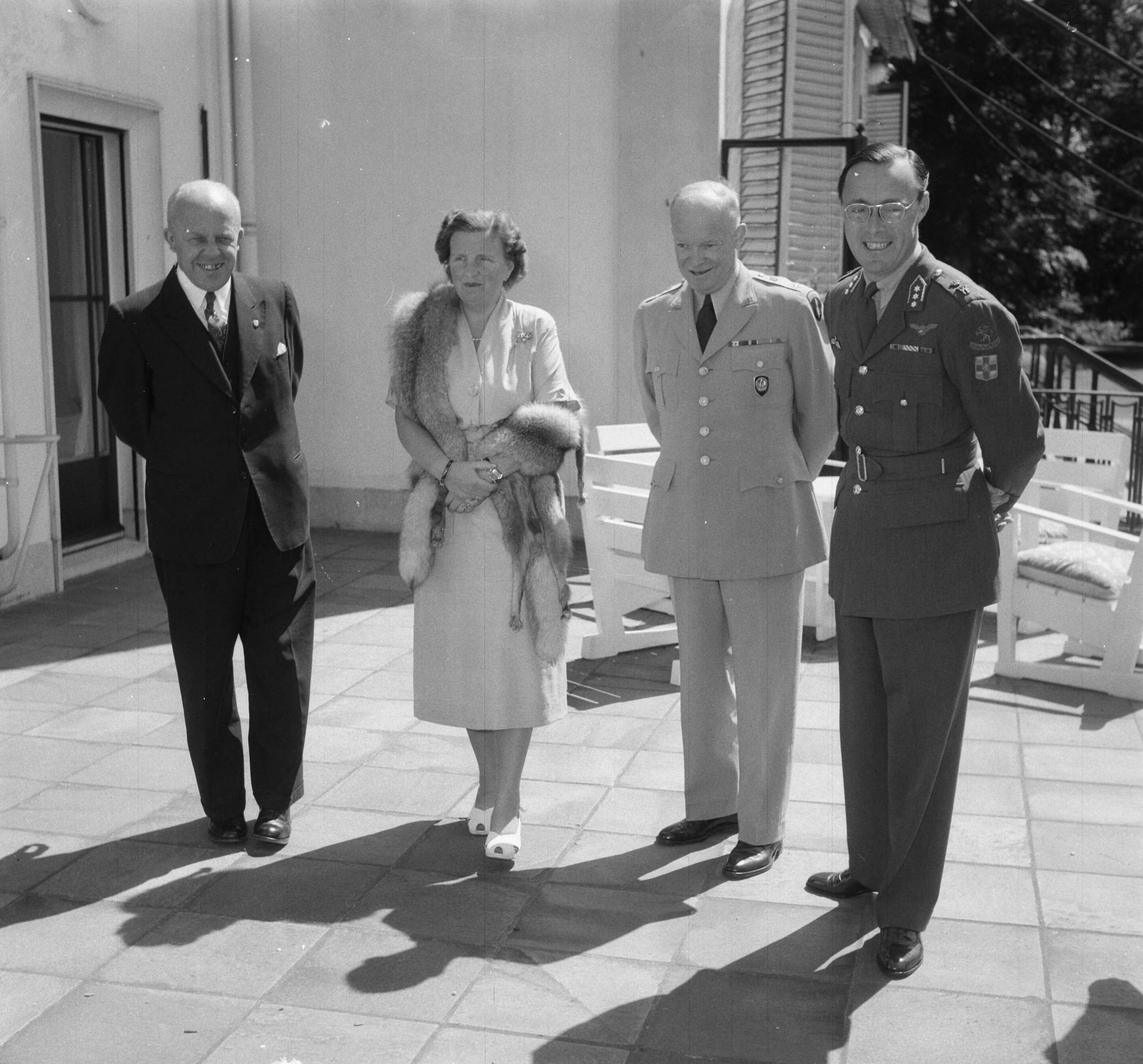 Fotocollectie Anefo — Afscheid Generaal Eisenhower op paleis Soestdijk. Vlnr. minister C. Staf, koningin Juliana, generaal Eisenhower, prins Bernhard — Foto: Noske, J.D. / Anefo. Licentie: Set B: Rechtenvrij / Publiek Domein. Bron: Nationaal Archief. http://hdl.handle.net/10648/a8fa14c2-d0b4-102d-bcf8-003048976d84