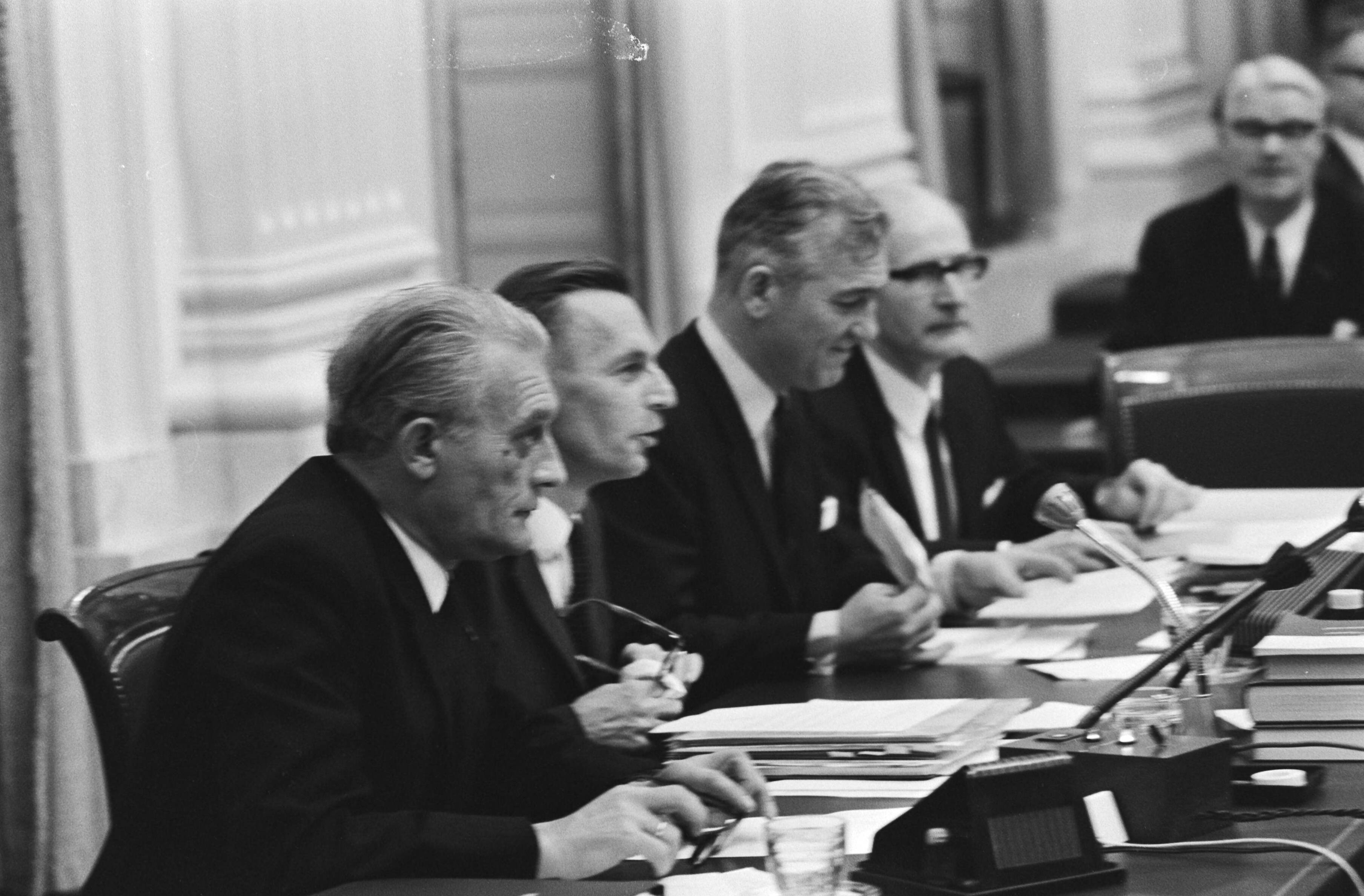 Fotocollectie Anefo — Tweede Kamer behandelt brieven van ministerie van Sociale Zaken, Economische Zaken en Volkshuisvesting m.b.t. Oost-Groningen; regeringstafel / — Foto: Mieremet, Rob / Anefo. Licentie: Set B: Rechtenvrij / Publiek Domein. Bron: Nationaal Archief. http://hdl.handle.net/10648/abb194a6-d0b4-102d-bcf8-003048976d84