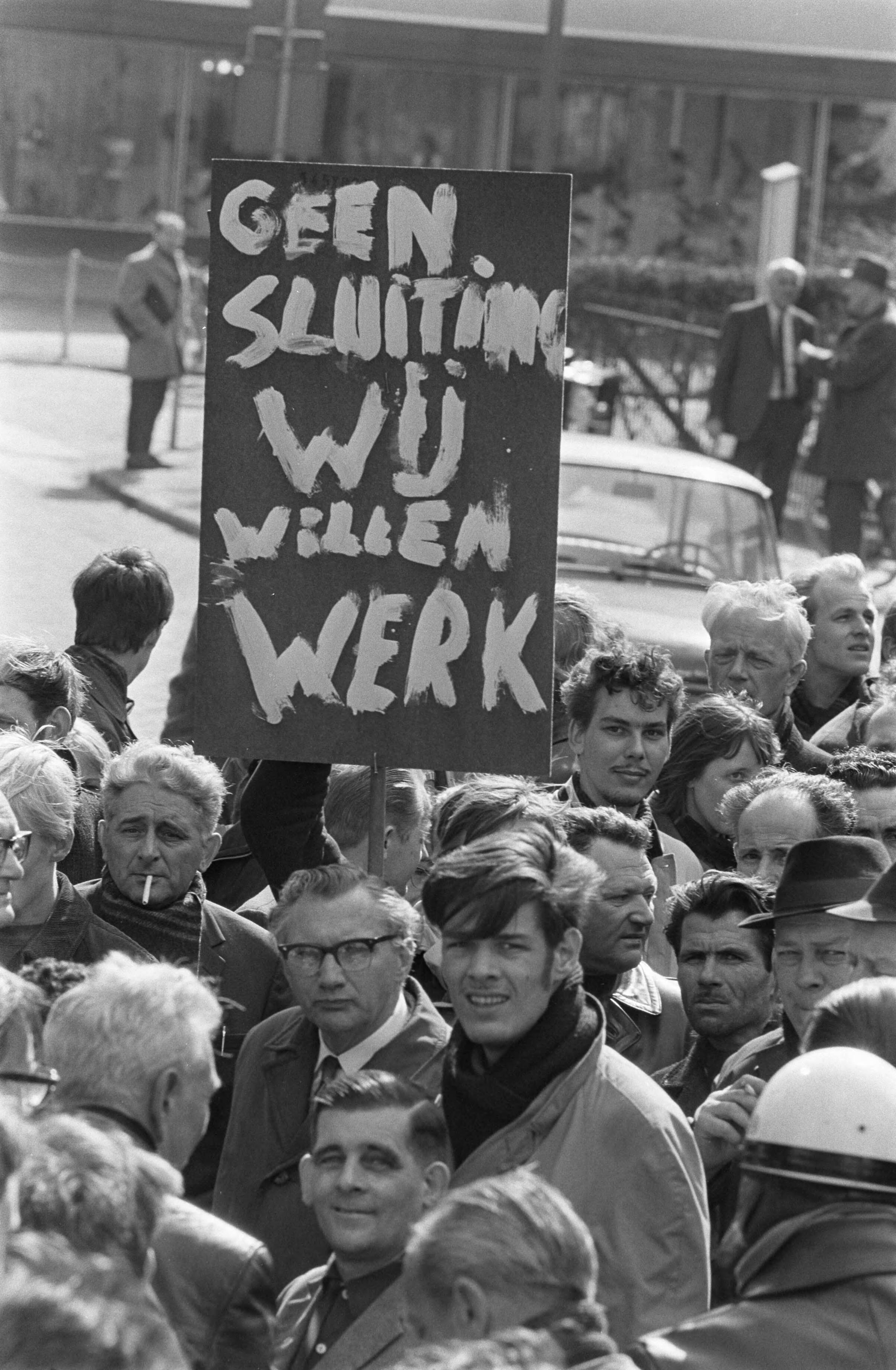 Fotocollectie Anefo — Arbeiders demonstreren tegen de voorgenomen sluiting van fabriek van Thomassen en Drijver Verblifa demonstranten nr. 7 , 8 — Foto: Evers, Joost / Anefo. Licentie: Set B: Rechtenvrij / Publiek Domein. Bron: Nationaal Archief. http://hdl.handle.net/10648/ab65df0c-d0b4-102d-bcf8-003048976d84
