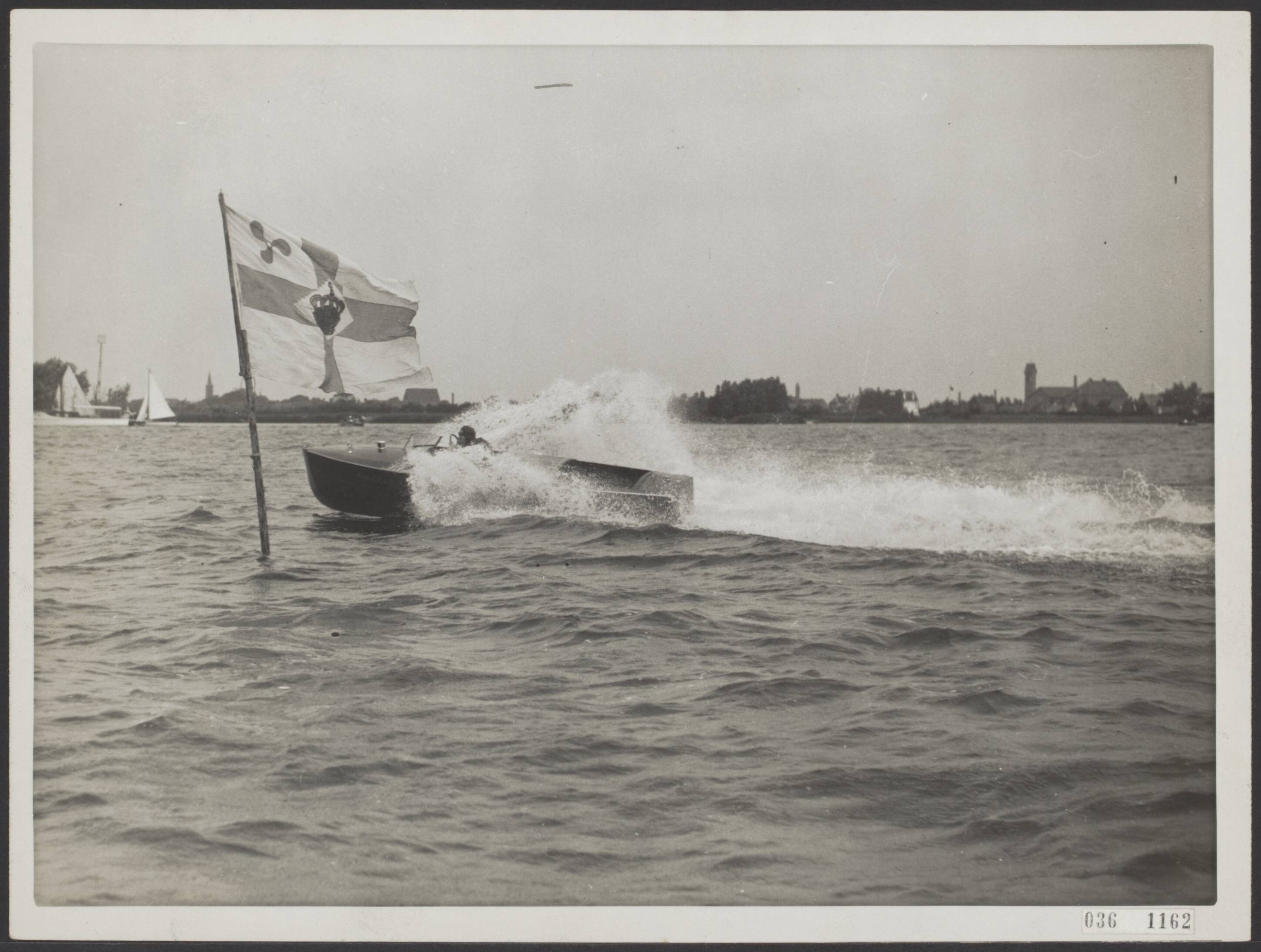 Fotocollectie Elsevier Binnenland — Motorbootwedstrijden van de Koninklijke Nederlandse Motorbootclub op de Westeinder Plassen bij Aalsmeer. De heer Straeter met de Chris-Craft in actie — Foto: N.V. Polygoon. Licentie: Set B: Rechtenvrij / Publiek Domein. Bron: Nationaal Archief. http://hdl.handle.net/10648/aded8072-d0b4-102d-bcf8-003048976d84