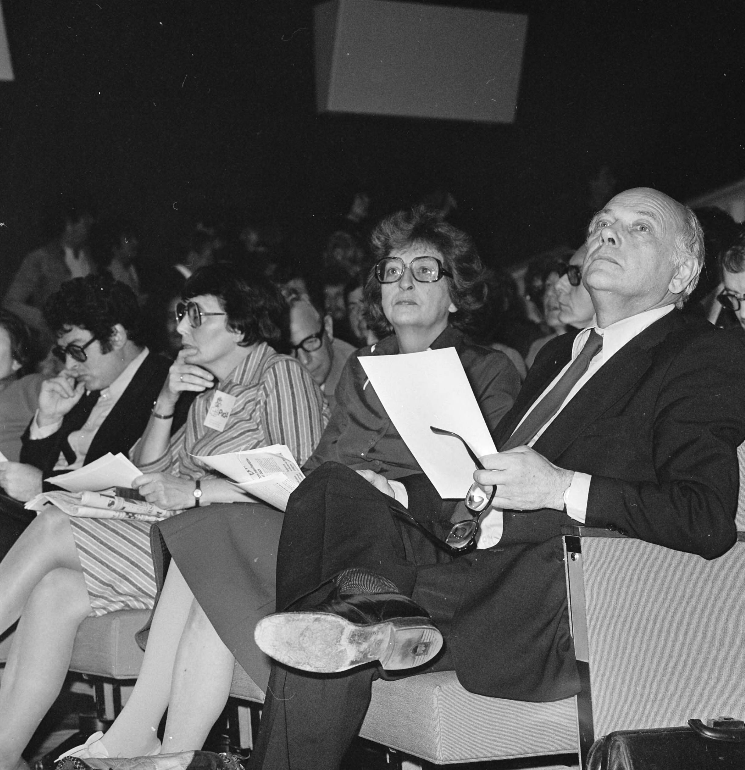 Fotocollectie Anefo — Buitengewoon congres PvdA in Den Haag ; Ien van de Heuv en Liesbeth en Joop den Uyl — Foto: Croes, Rob C. / Anefo. Licentie: Set B: Rechtenvrij / Publiek Domein. Bron: Nationaal Archief. http://hdl.handle.net/10648/aca5db88-d0b4-102d-bcf8-003048976d84