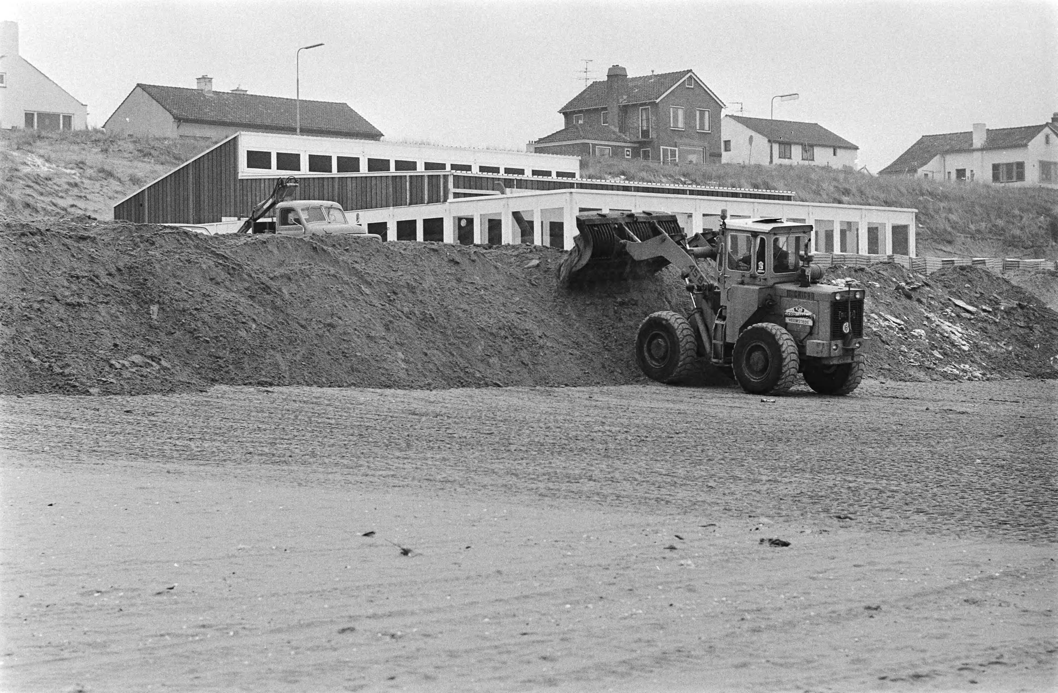 Fotocollectie Anefo — Opbouw strandpaviljoens in Zandvoort — Foto: Suyk, Koen / Anefo. Licentie: Set B: Rechtenvrij / Publiek Domein. Bron: Nationaal Archief. http://hdl.handle.net/10648/acace5ea-d0b4-102d-bcf8-003048976d84