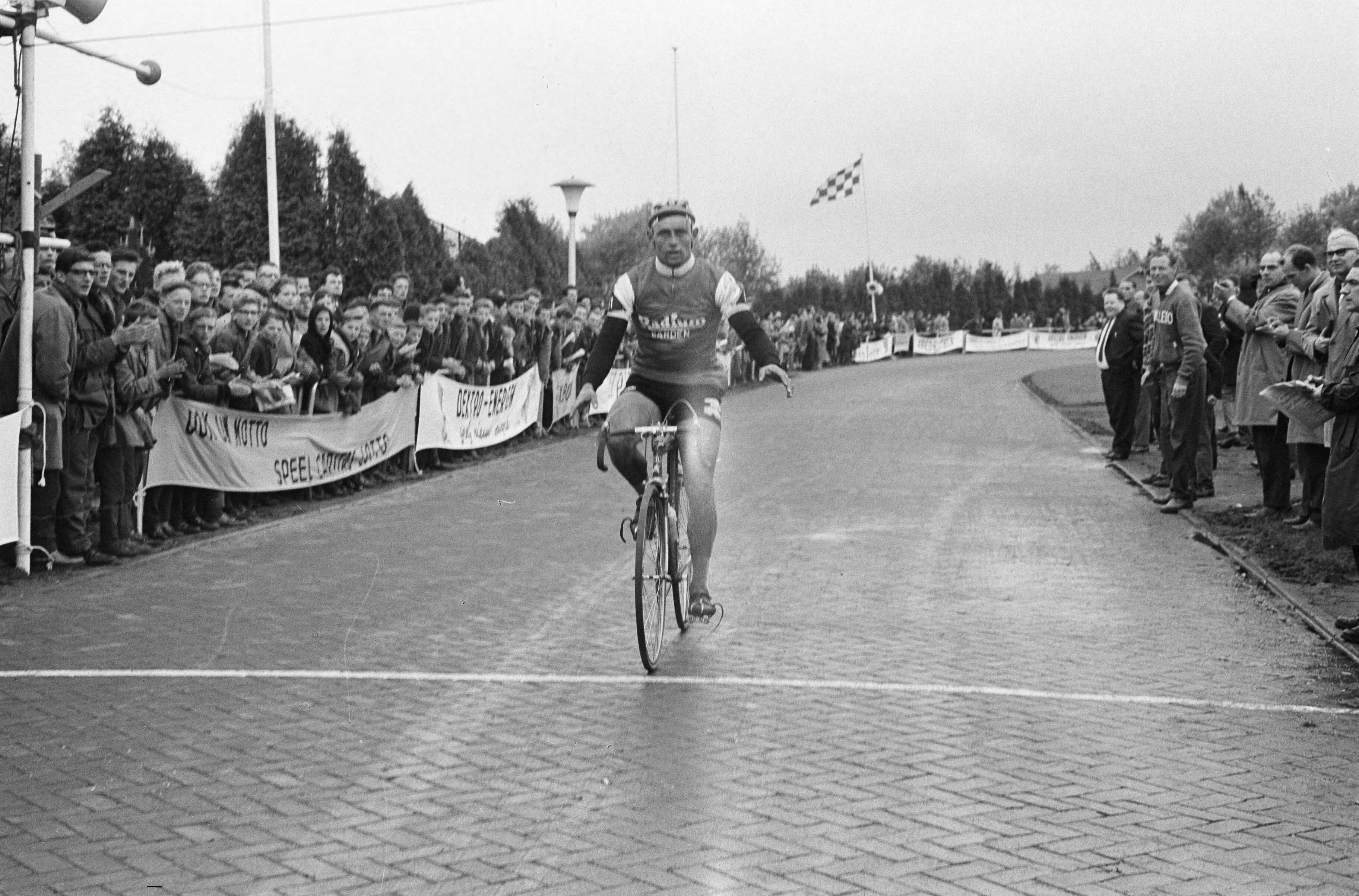 Fotocollectie Anefo — Eerste etappe Olympia's Tour. Henk Nijdam finisht als eerste — Foto: Pot, Harry / Anefo. Licentie: Set B: Rechtenvrij / Publiek Domein. Bron: Nationaal Archief. http://hdl.handle.net/10648/aa09ee14-d0b4-102d-bcf8-003048976d84