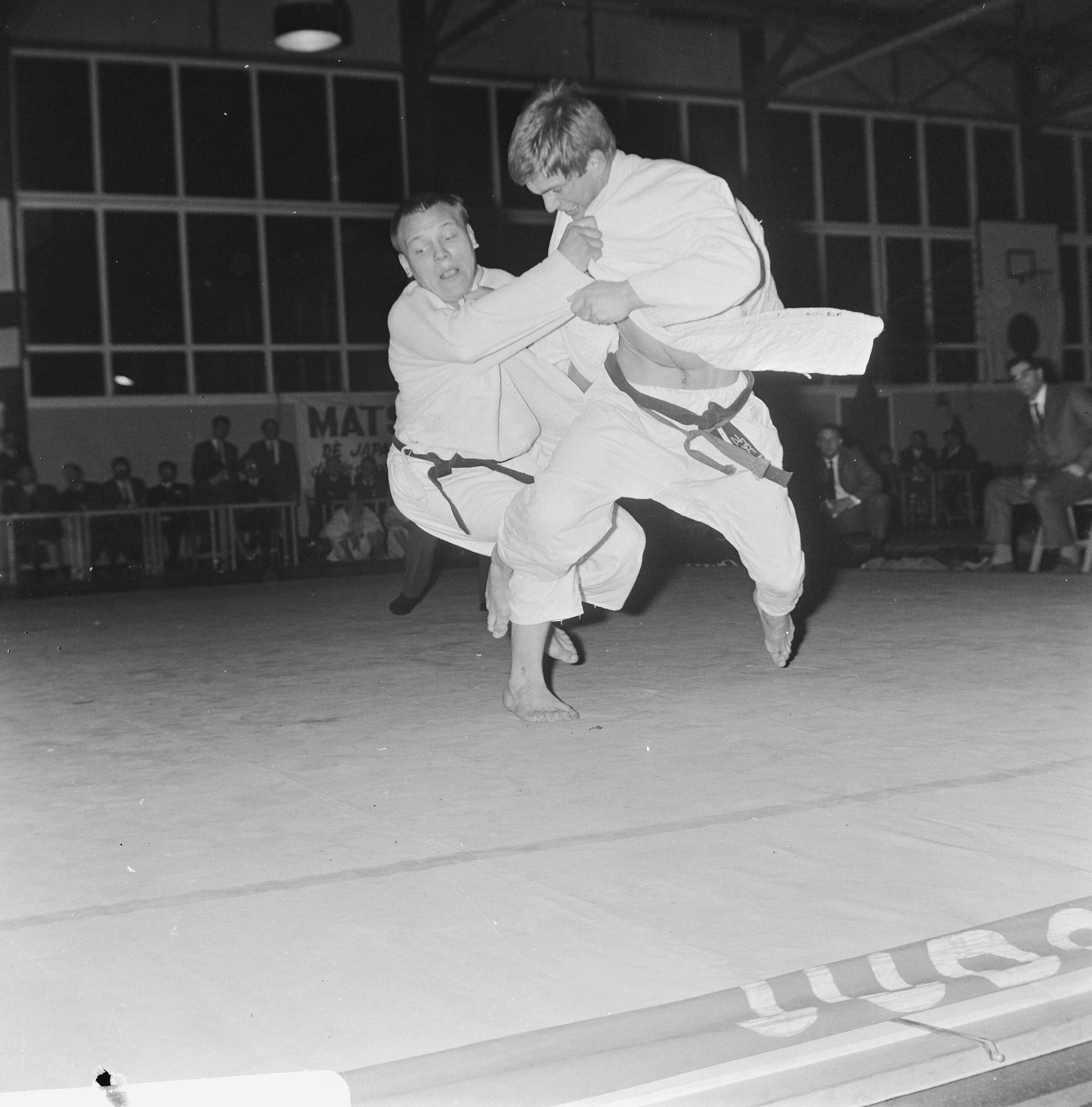 Fotocollectie Anefo — Judo, Nederland tegen Engeland te Den Haag., Brian Jack (l) in duel met A. van Polanen — Foto: Koch, Eric / Anefo. Licentie: Set B: Rechtenvrij / Publiek Domein. Bron: Nationaal Archief. http://hdl.handle.net/10648/ab134166-d0b4-102d-bcf8-003048976d84